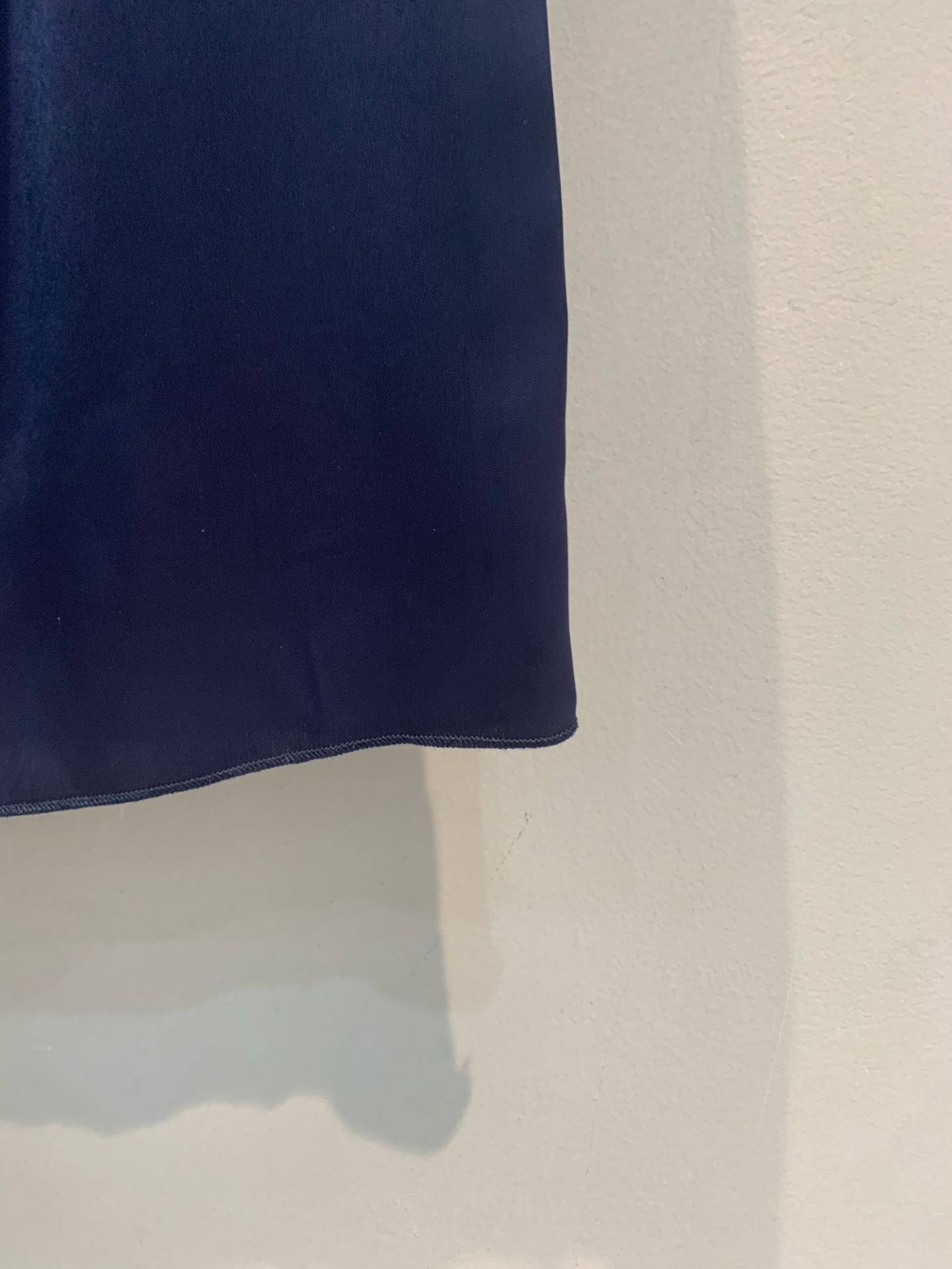 新款🔥出货啦📢 原版开发 Miumi*春夏新款时髦复古醋酸吊带裙套装。吊带上衣+高腰半身裙，轻薄柔软面料