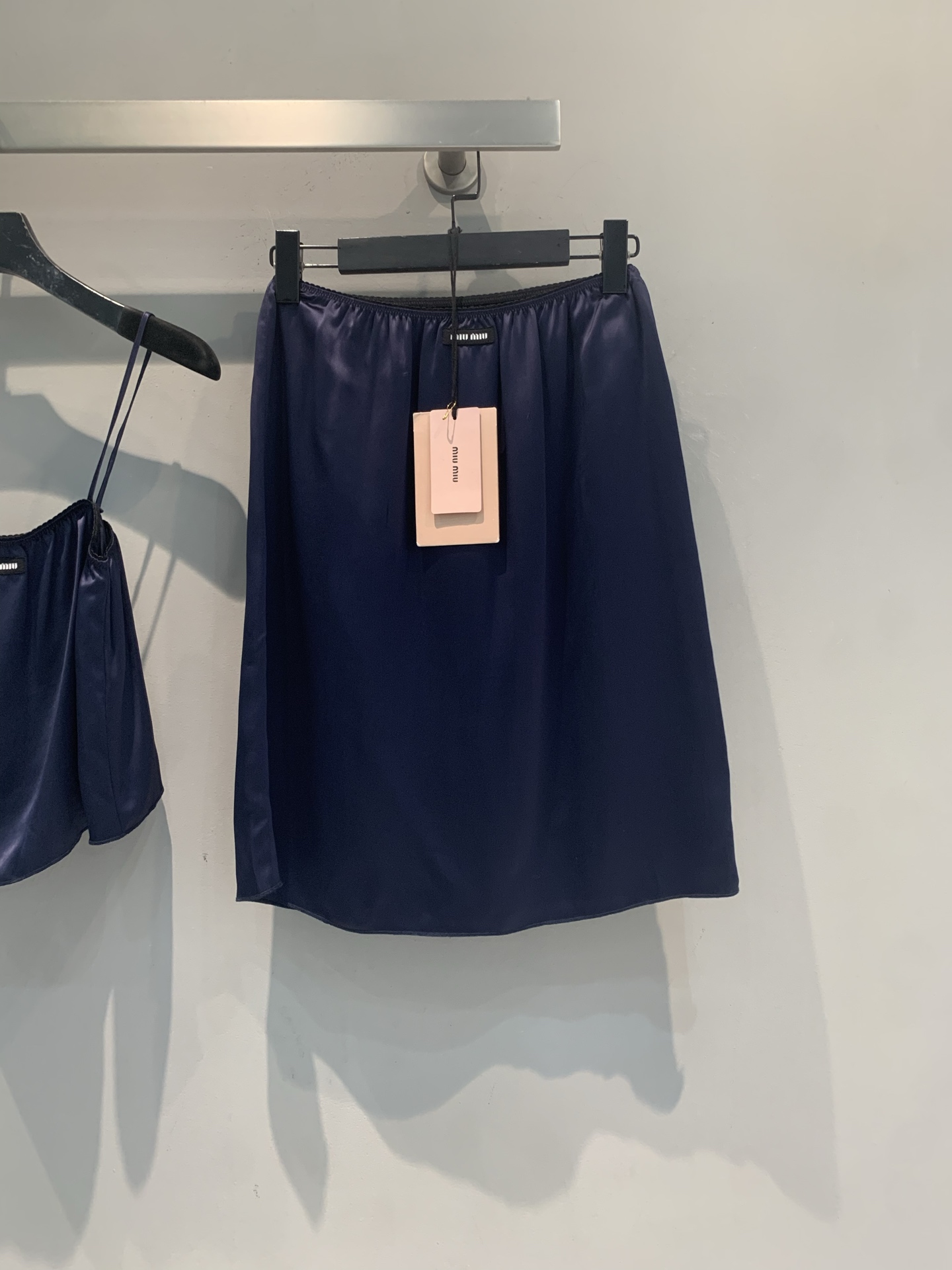 NO:908022,The new model is shipping. The original developed Miumi* new fashionable retro acetate suspender skirt suit for spring and summer. The suspender top + high-waisted skirt, light and soft fabric, perfect drape, simple and elegant. The thin shoulder straps of the suspender top + chest pleats modify the body shape; the high-waisted skirt is A-line version, moderate length, super comfortable to wear in spring and summer!  It can be easily worn in daily life, vacations and parties. Pair it with sandals or white shoes to get a fresh and natural atmosphere. Size SML, miumiu, sandals, skirts,19860909新款出货啦 原版开发 Miumi*春夏新款时髦复古醋酸吊带裙套装.吊带上衣+高腰半身裙,轻薄柔软面料,垂坠感满分,简约又优雅.吊带上衣细肩带+胸前褶皱,修饰身形；高腰裙A字版型,长度适中,春夏穿超舒服！日常、度假、聚会都能轻松驾驭,搭配凉鞋或小白鞋,清新自然氛围感get.码数SML,,miumiu,sandals,skirts,,Women's clothing