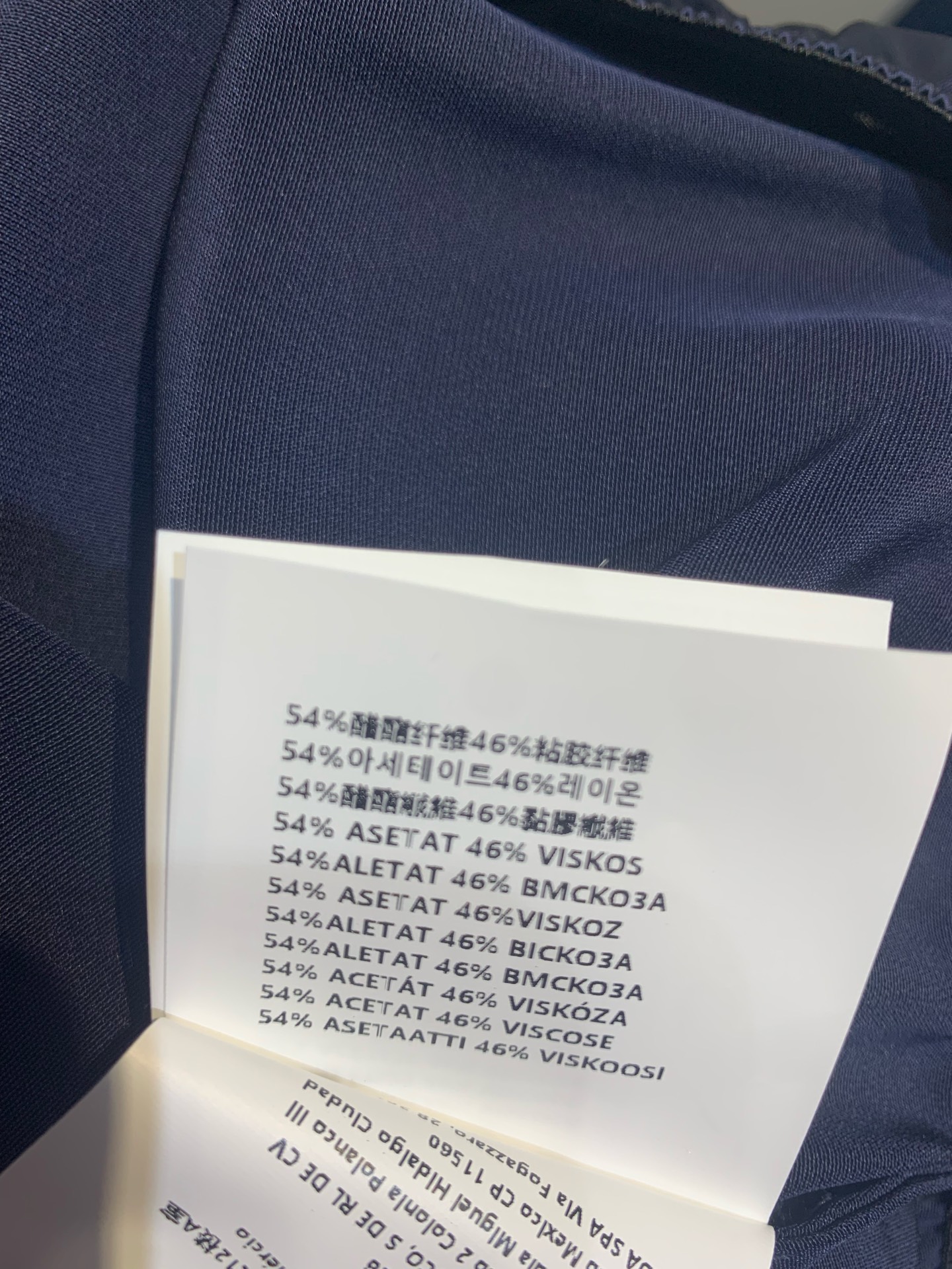 新款🔥出货啦📢 原版开发 Miumi*春夏新款时髦复古醋酸吊带裙套装。吊带上衣+高腰半身裙，轻薄柔软面料