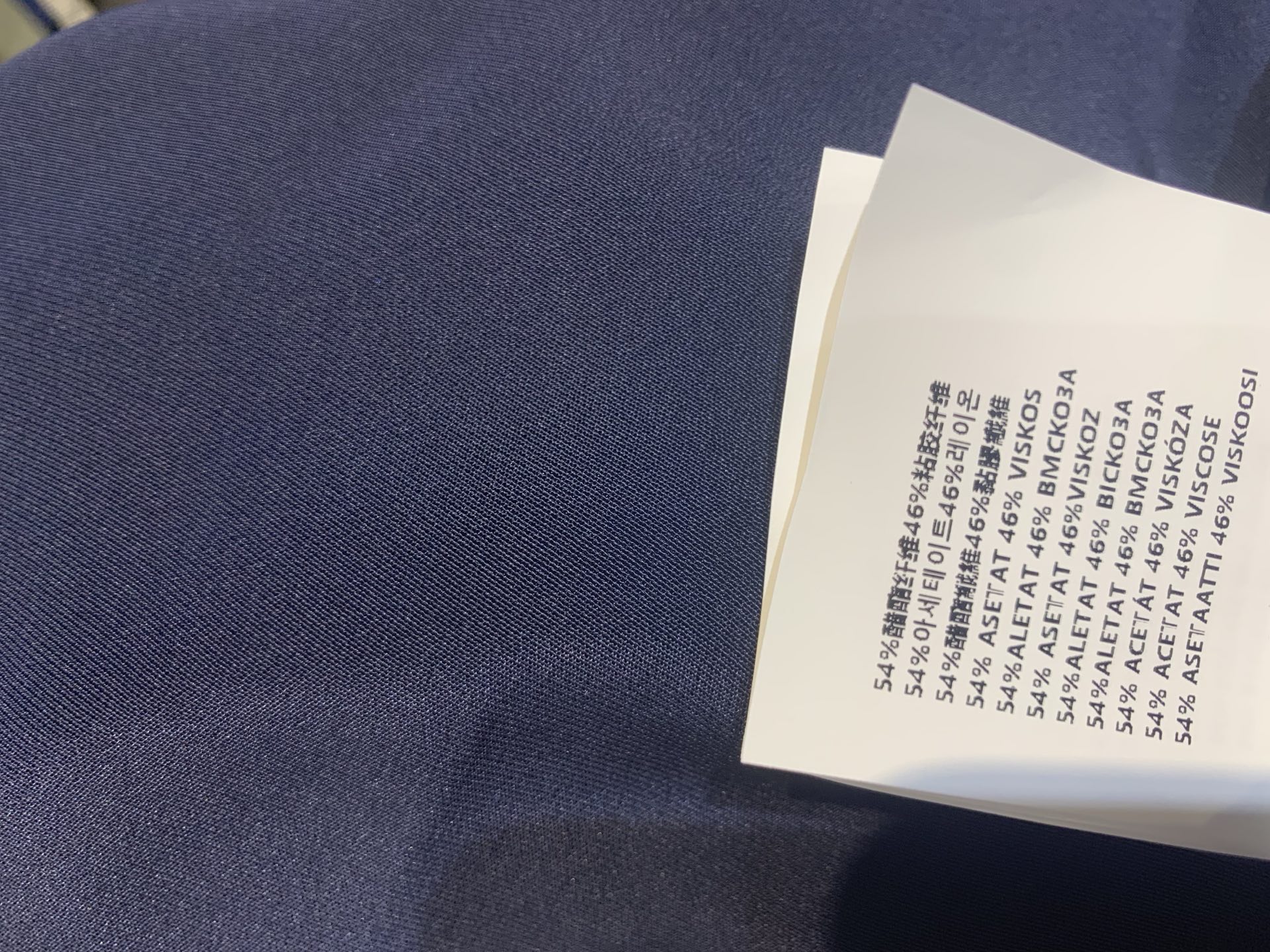 新款🔥出货啦📢 原版开发 Miumi*春夏新款时髦复古醋酸吊带裙套装。吊带上衣+高腰半身裙，轻薄柔软面料