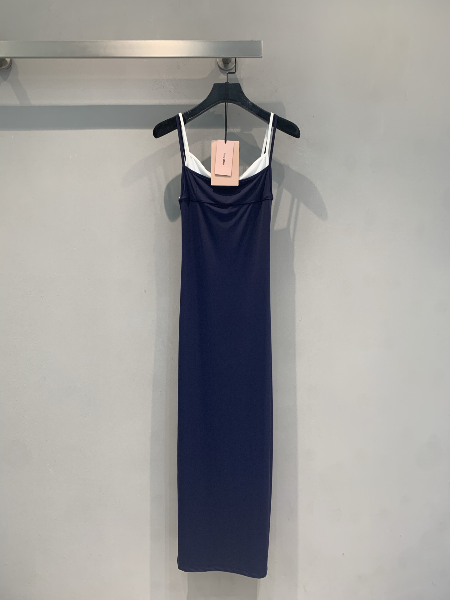 NO:923051,The new model has been shipped. The original developed Miumi* spring and summer new fashionable and versatile fake two-piece suspender dress, navy blue main tone + off-white inner layer, full of layering!  73 recycled nylon + 27 spandex, good elasticity and close-fitting, slim straight cut that shows off your body curves. Thin shoulder straps + slightly swaying neckline, elegant neck line, lazy and sexy ~ It can be easily used for daily commuting, dating, and light formal occasions. It looks great when worn alone or paired with a jacket, and it has a French romantic atmosphere!  Size SML,,miumiu,skirts,jackets & coats,19860909新款出货啦 原版开发 Miumi*春夏新款时髦百搭假两件吊带连衣裙,藏青色主调+米白内层,层次感满满！73再生锦纶+27氨纶,弹性好又贴身,修身直筒剪裁超显身材曲线.细肩带+微荡领口,颈部线条优雅,慵懒又性感～日常通勤、约会、轻正式场合都能轻松驾驭,单穿or搭配外套都很出彩,法式浪漫氛围感拉满！码数SML,,miumiu,skirts,jackets & coats,,Women's clothing