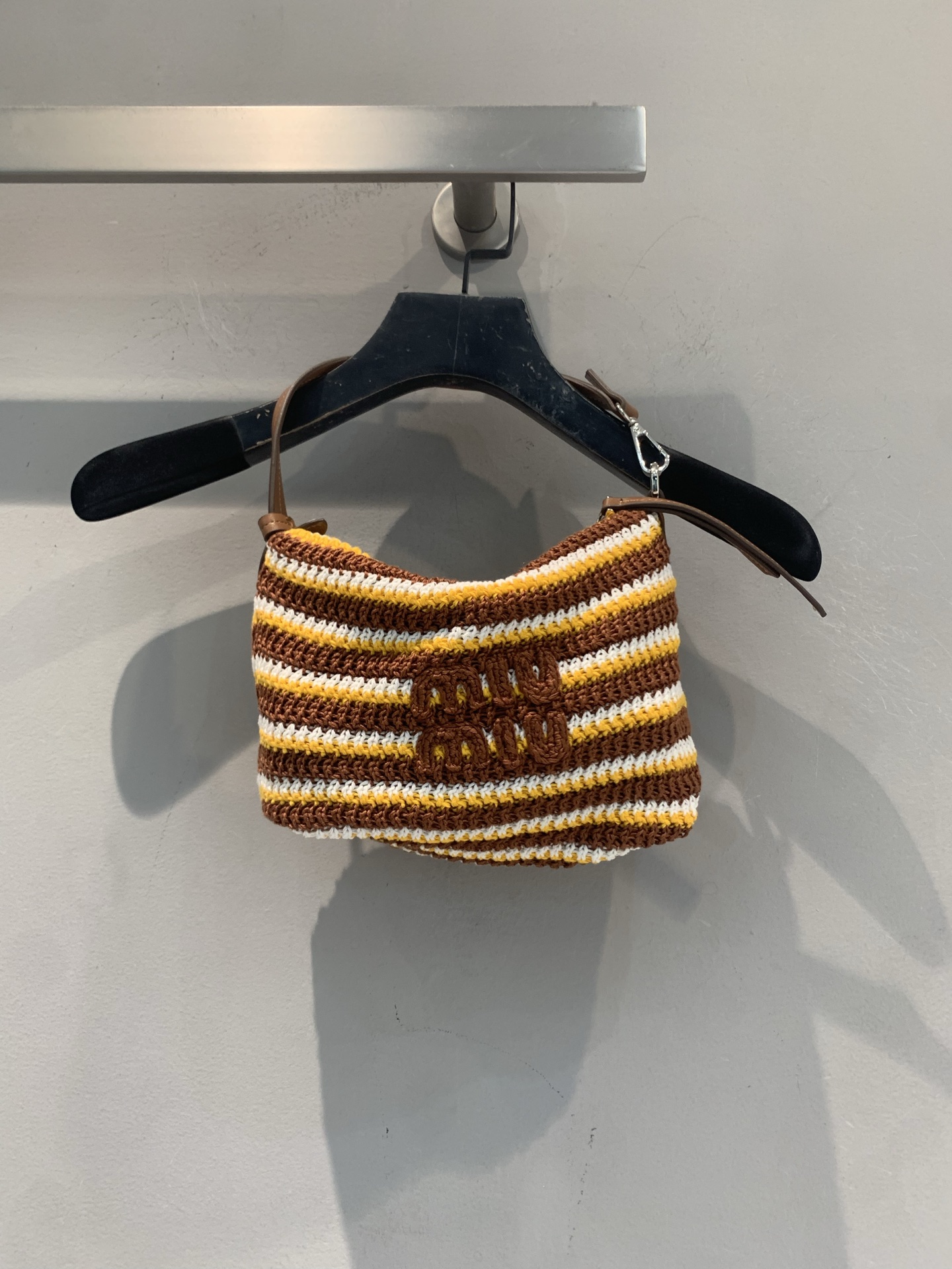 NO:909349,The new model is now shipping. The original developed Miumi* early autumn new fashionable and versatile striped woven bag uses crochet technology, yellow, brown and white stripes with brown leather shoulder straps, retro and fashionable. The brand logo on the front is very recognizable, the size is moderate, and it is versatile for daily outings or vacations. The hand-woven texture is full, the shoulder straps are adjustable, and it can be carried cross-body. It can be easily matched with various styles and directly fills the summer atmosphere!  One size fits all,,miumiu,19860909新款出货啦 原版开发 Miumi*早秋新款时髦百搭条纹编织包,采用钩针工艺,黄棕白条纹搭配棕色皮质肩带,复古又时髦.正面品牌Logo超有辨识度,尺寸适中,日常出街或度假都很百搭.手工编织质感满满,肩带可调节,手提斜挎都OK,轻松搭配各种风格,夏日氛围感直接拉满！均码,,miumiu,,Women's clothing