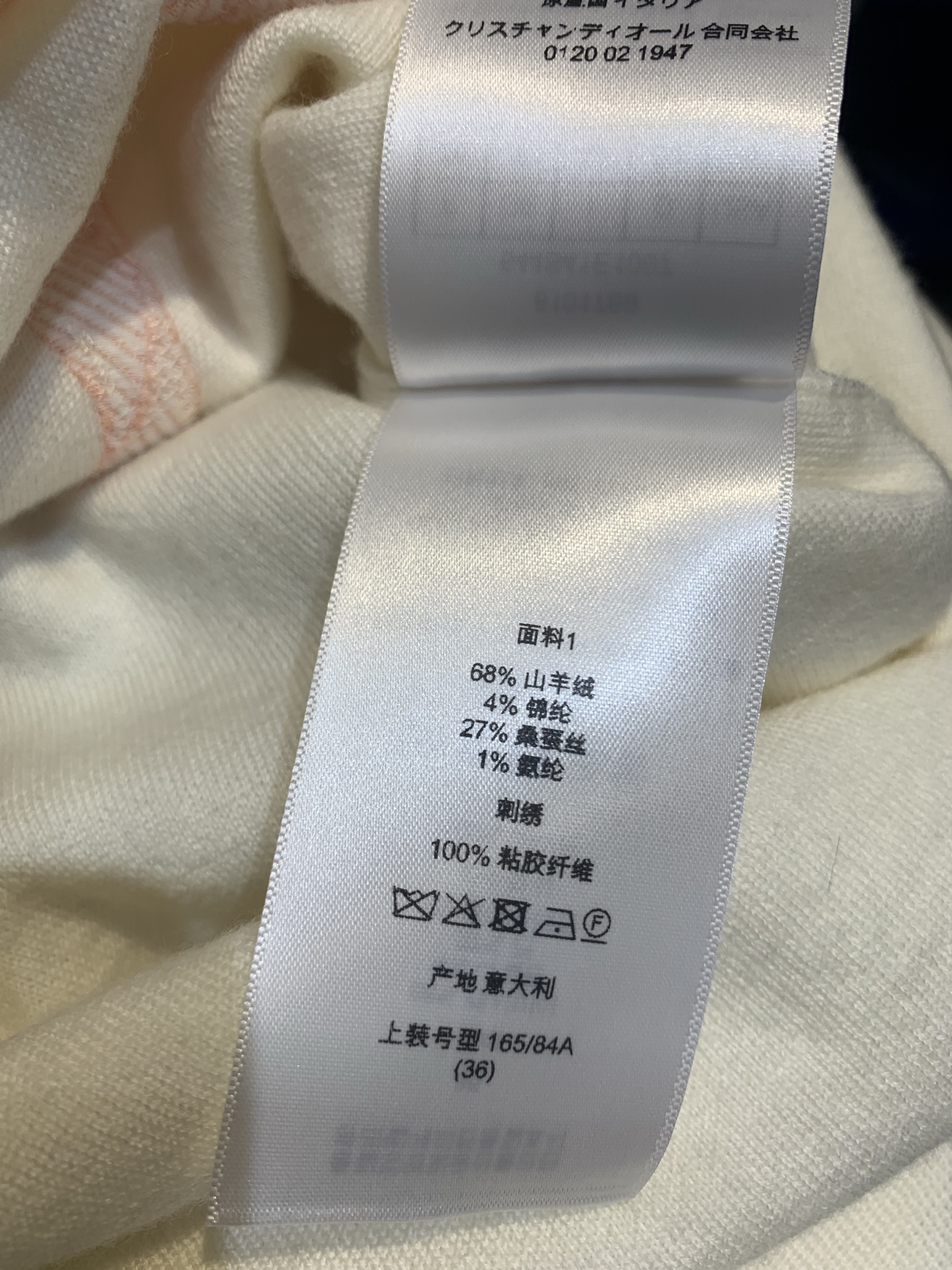 新款🔥出货啦📢 原版开发 CD早秋新款时髦百搭蝴蝶结刺绣长袖毛衣。采用羊绒混纺面料。柔软亲肤，日常穿着超