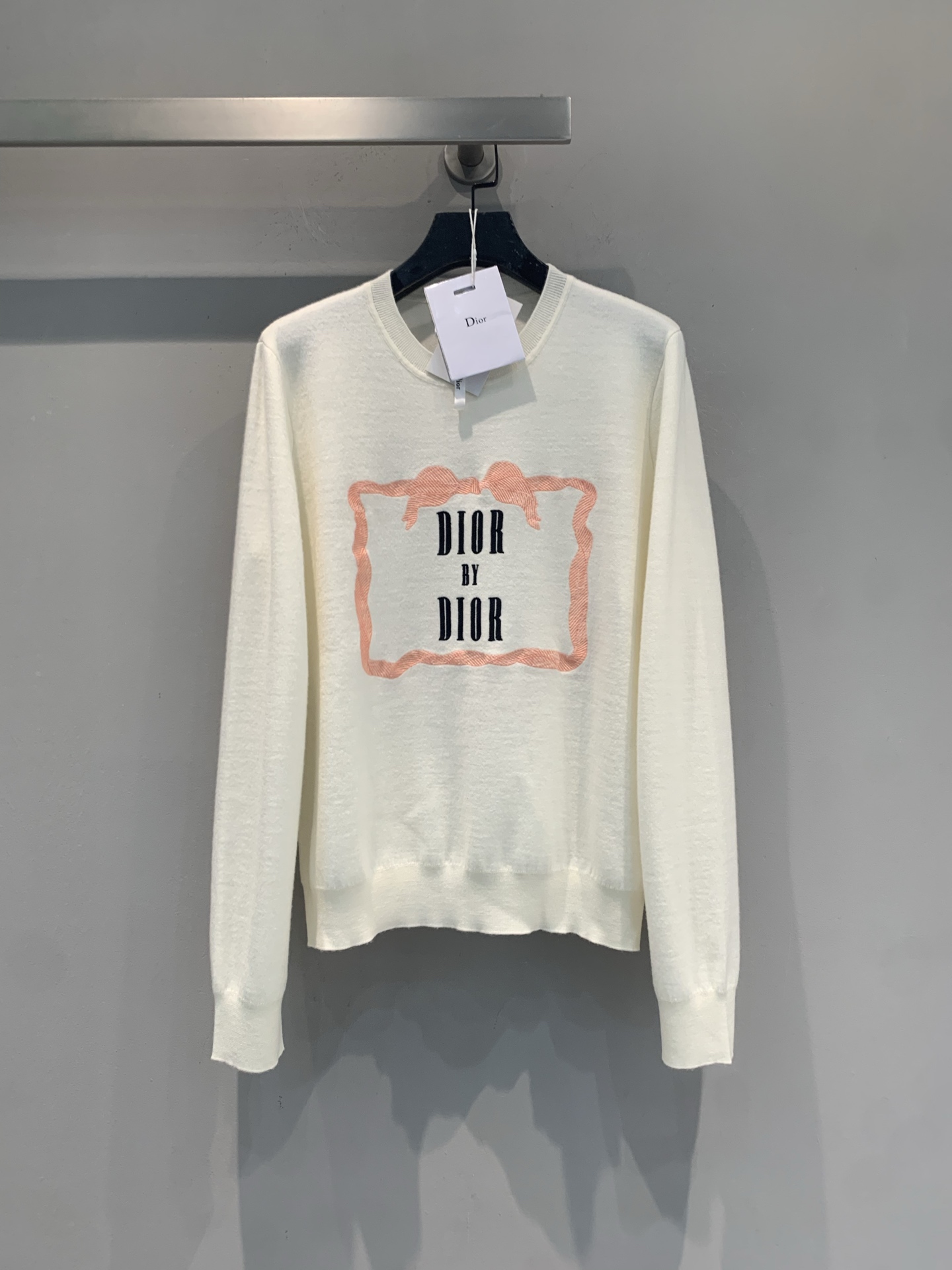 NO:909357,The new model is shipped. The original development CD early autumn new fashionable and versatile bow embroidered long-sleeved sweater. Made of cashmere blended fabric. Soft and skin-friendly, super comfortable for daily wear. 'DIOR BY' on the chest  DIOR' letters + pink lace embroidery border, full of French retro feel. The loose shoulder style is lazy and casual, and can be easily controlled by fat sisters. The embroidery details are exquisite and full of craftsmanship. It is elegant when paired with jeans or skirts, and it is easy to get high-end daily wear. Size SML, dior, skirts, jeans, sweaters,19860909新款出货啦 原版开发 CD早秋新款时髦百搭蝴蝶结刺绣长袖毛衣.采用羊绒混纺面料.柔软亲肤,日常穿着超舒适.胸前“DIOR BY DIOR”字母+粉色蕾丝刺绣边框,法式复古感满满.宽松落肩版型,慵懒随性,微胖姐妹也能轻松驾驭.刺绣细节精致,工艺感十足,搭配牛仔裤或半裙都很优雅,轻松get高级日常穿搭.码数SML,,dior,skirts,jeans,sweaters,,Women's clothing