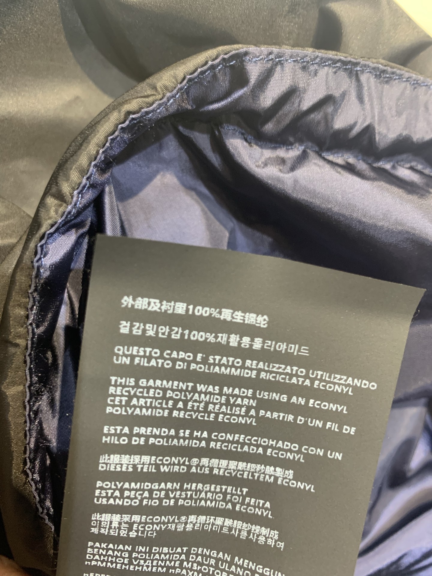 新款🔥出货啦📢 原版开发 Prad*春夏新款时髦百搭松紧腰抽绳尼龙半裙，轻便耐用，简约设计+多拉链装饰，