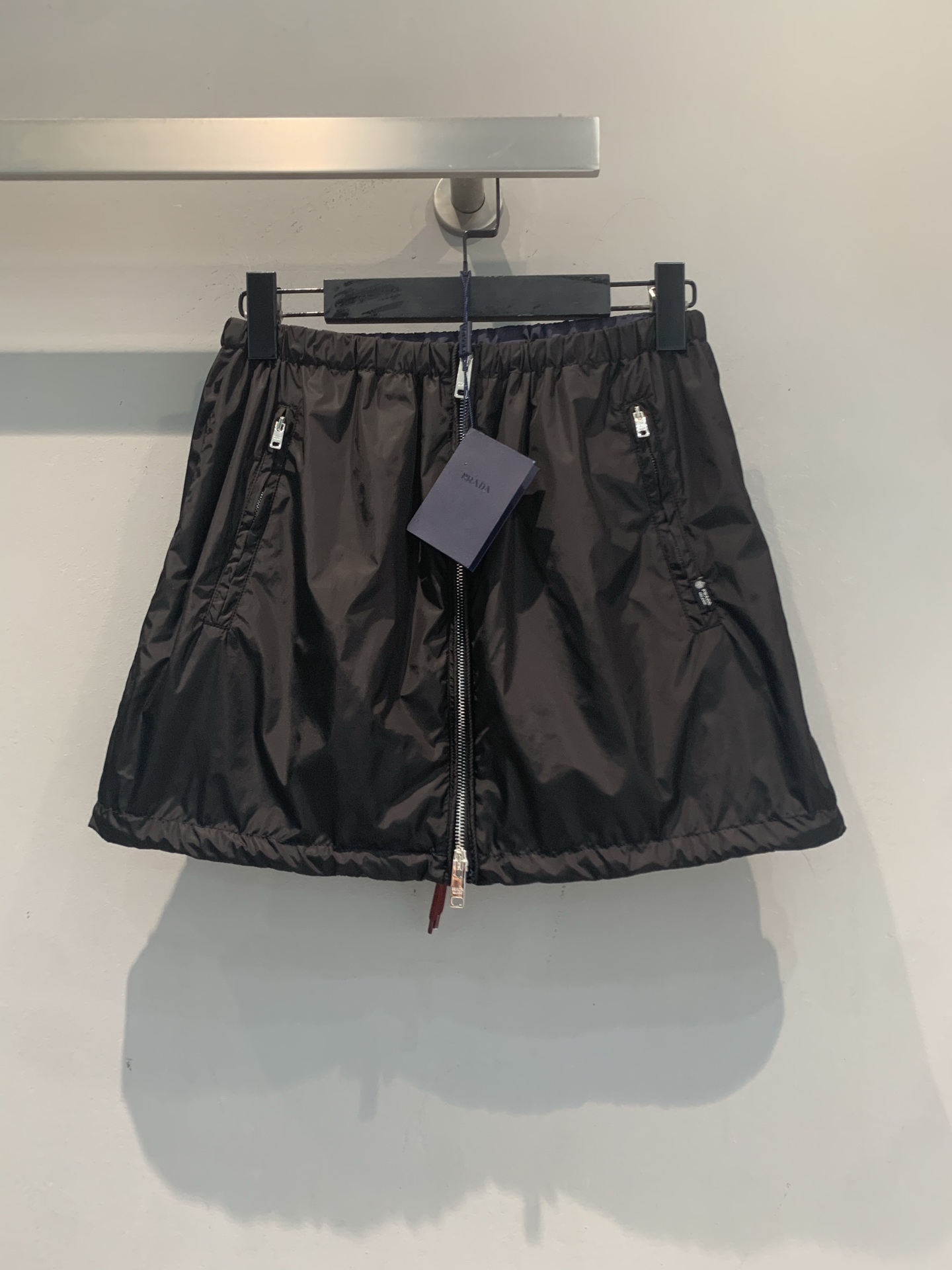 NO:924213,The new model is shipping. The original development of Prad* new spring and summer fashionable and versatile elastic waist drawstring nylon skirt, lightweight and durable, simple design + multi-zipper decoration, practical and detailed!  The black color is versatile and can be easily matched with Polo shirts or knitted tops. It is super relaxed for daily wear. The nylon material is easy to take care of and is suitable for spring and autumn. It is low-key and elegant, fashionable and comfortable, and you can easily get a high-end look!  Code numberSML,,prada,skirts,19860909新款出货啦 原版开发 Prad*春夏新款时髦百搭松紧腰抽绳尼龙半裙,轻便耐用,简约设计+多拉链装饰,实用又有细节感！黑色百搭,轻松搭配Polo衫或针织上衣,日常穿搭超有松弛感.尼龙材质易打理,春秋季节穿着很合适,低调贵气,时髦又舒适,轻松get高级感穿搭！码数SML,,prada,skirts,,Women's clothing