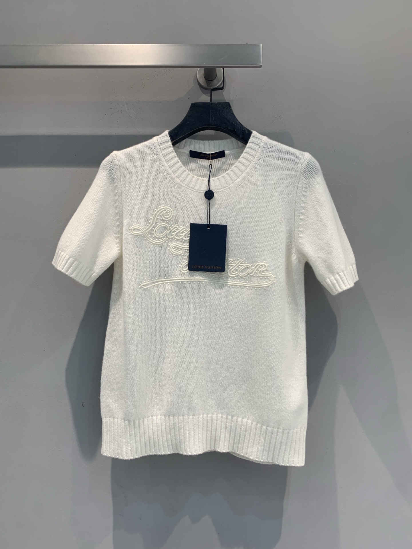 NO:923011,The new model is shipped. The original version was developed. L's new early autumn fashionable and versatile letter embroidered knitted short sleeves. The white Monogram embroidery on the chest is very recognizable. The details are exquisite and the texture is perfect. The round neck design is simple and elegant, and the cashmere knitted fabric is soft and comfortable. It is very suitable for spring and summer wear!  The loose fit is suitable for wearing alone or layered, and it can easily create a high-end casual style. Paired with jeans or skirts, it can be easily worn for daily outings and parties. It is fashionable and versatile ~ Size SML, Louis Vuitton, skirts, jeans, T-shirt,19860909新款出货啦 原版开发 L家早秋新款时髦百搭字母刺绣针织短袖,胸前白色Monogram刺绣超有辨识度,细节精致,质感满分.圆领设计简约大方,羊绒针织面料柔软舒适,春夏穿超合适！宽松版型,单穿或内搭都很OK,轻松打造高级休闲风.搭配牛仔裤或半裙,日常出街、聚会都能轻松驾驭,时髦又百搭～码数SML,,louis vuitton,skirts,jeans,T-shirt,,Women's clothing