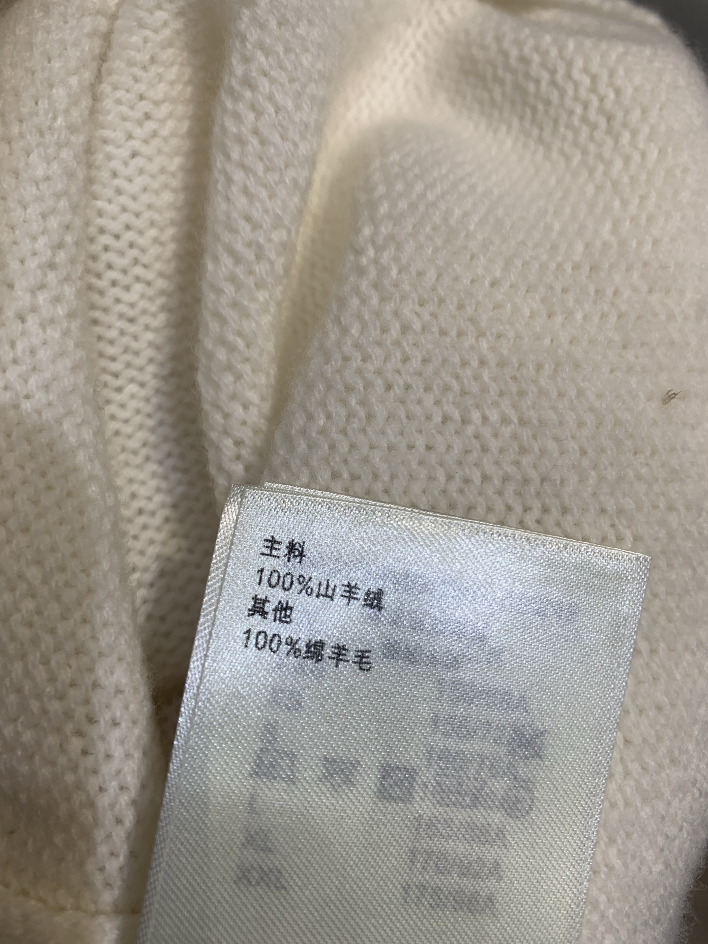 新款🔥出货啦📢 原版开发 L家早秋新款时髦百搭字母刺绣针织短袖，胸前白色Monogram刺绣超有辨识度，