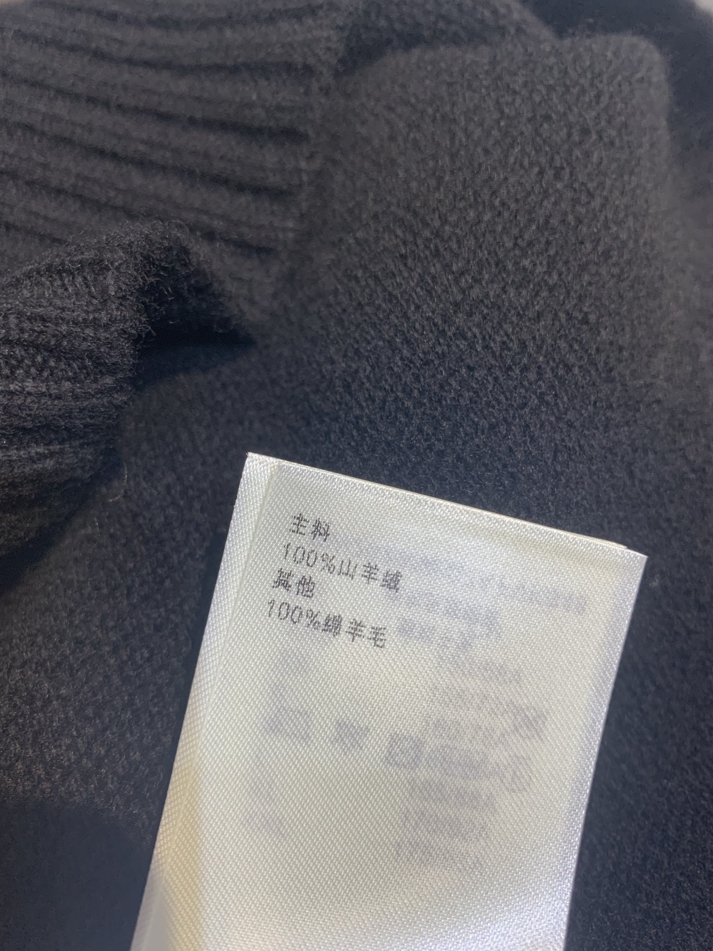 新款🔥出货啦📢 原版开发 L家早秋新款时髦百搭字母刺绣针织短袖，胸前白色Monogram刺绣超有辨识度，