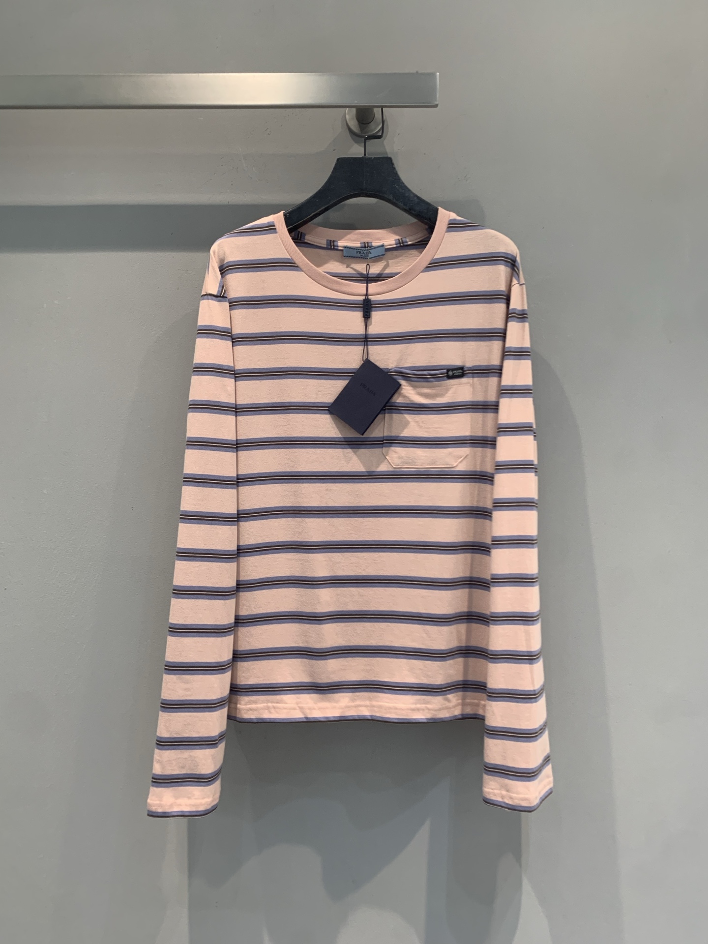 NO:923030,The new model is shipping. The original development of Prad* early autumn new fashionable and versatile pink striped long-sleeved T-shirt, soft cotton fabric, super comfortable to wear!  The pink and blue contrasting stripes + small chest pockets are full of details and practical. The loose version is very tolerant and can be worn alone or layered, easily creating a casual atmosphere. The stripes are classic and versatile, and they look great with jeans or skirts. They can be easily worn for daily outings and parties. It is one of the representative items of Prada's relaxed aesthetics. The size is SML, prada, skirts, jeans, tees, t-shirts,19860909新款出货啦 原版开发 Prad*早秋新款时髦百搭粉色条纹长袖T恤,柔软纯棉面料,穿着超舒适！粉蓝撞色条纹+胸前小口袋,细节满分又实用.宽松版型,包容性强,单穿或内搭都很OK,轻松打造休闲氛围感.条纹元素经典百搭,配牛仔裤或半裙都很出彩,日常出街、聚会都能轻松驾驭,是Prada松弛美学的代表单品之一.码数SML,,prada,skirts,jeans,tees，t-shirt,,Women's clothing