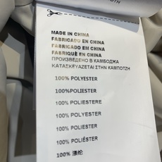 新款🔥出货啦📢 原版开发 Miumi*早秋新款时髦百搭V领运动风上衣,高密精纺聚酯纤维,轻盈透气,缎光肌 新款🔥出货啦📢 原版开发 Miumi*早秋新款时髦百搭V领运动风上衣,高密精纺聚酯纤维,轻盈透气,缎光肌