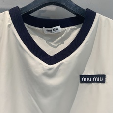 新款🔥出货啦📢 原版开发 Miumi*早秋新款时髦百搭V领运动风上衣,高密精纺聚酯纤维,轻盈透气,缎光肌 新款🔥出货啦📢 原版开发 Miumi*早秋新款时髦百搭V领运动风上衣,高密精纺聚酯纤维,轻盈透气,缎光肌