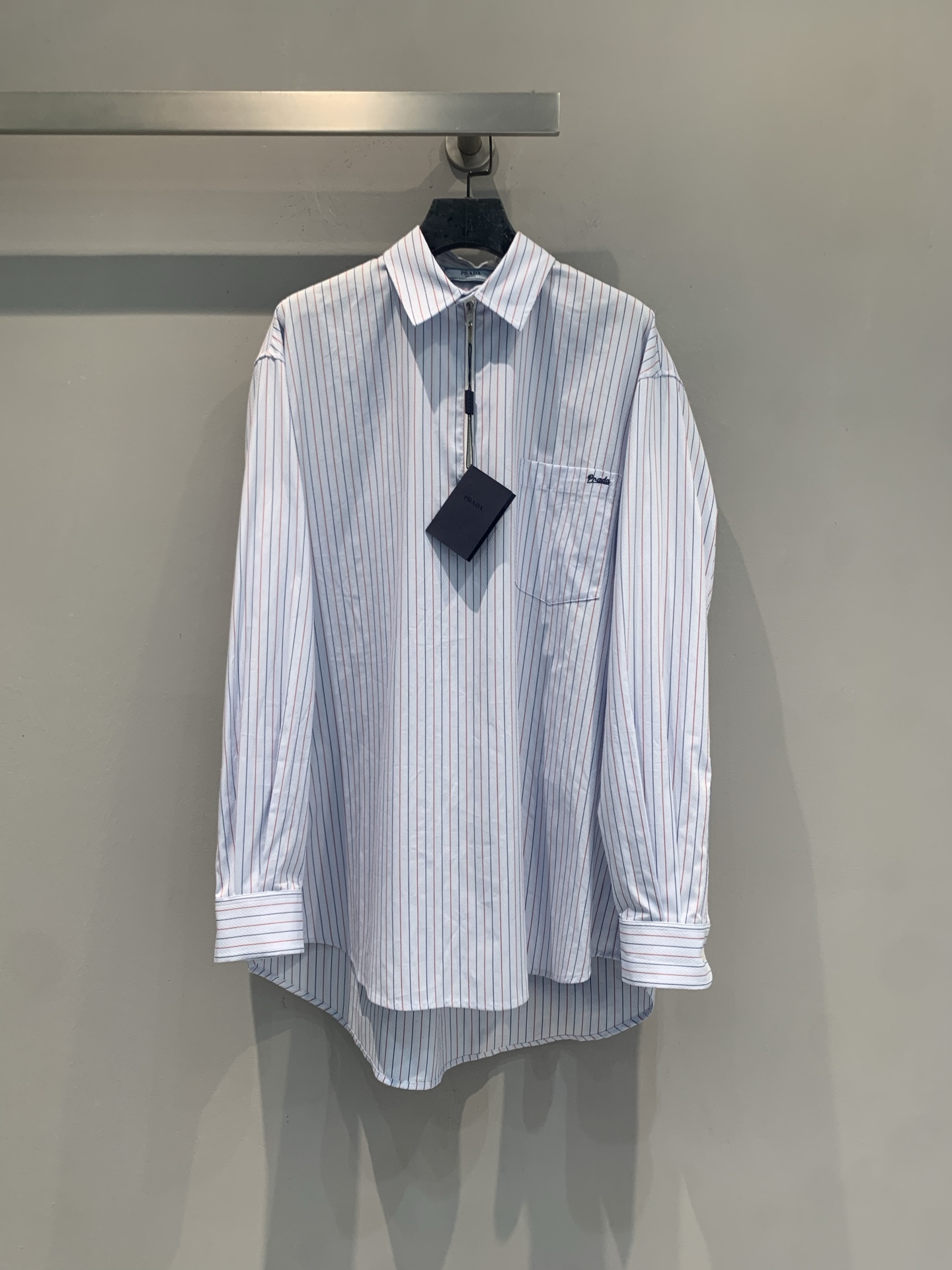 NO:910669,The new model has been shipped. The original development of Prad* early autumn new fashionable and versatile embroidered logo striped long-sleeved shirt, white base with fine blue stripes, simple and detailed. The fabric is soft and breathable, super comfortable to wear in spring and autumn ~ loose fit + irregular hem, fashionable and youthful. Small chest pocket + adjustable cuffs, practical and good-looking!  It can be easily used for daily commuting and leisure. It can be worn alone or as an outer layer. Air-conditioning shirts are also suitable ~ size SML, prada, shirts,19860909新款出货啦 原版开发 Prad*早秋新款时髦百搭刺绣logo条纹长袖衬衫,白底配细密蓝条纹,简约又有细节感.面料柔软透气,春秋穿超舒服～宽松版型+不规则下摆,时髦又显少年感.胸前小口袋+袖口可调节,实用又好看！日常通勤、休闲都能轻松驾驭,单穿or外搭都OK,空调衫也很适合～码数SML,,prada,shirts,,Women's clothing