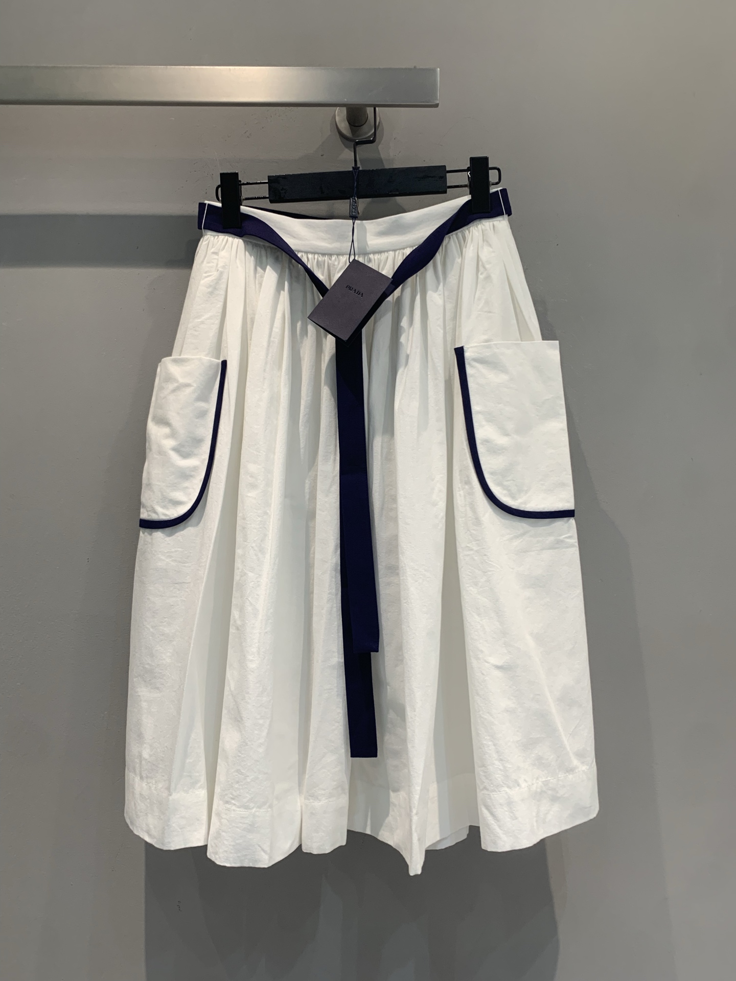 NO:910696,The new model has been shipped. The original development of Prad* early autumn new fashionable white umbrella skirt with big pockets is made of light cotton fabric, super breathable in summer!  The umbrella skirt silhouette + contrasting belt are retro and show off the waistline, and are friendly to small people. The large side pockets with dark hemming are practical and have a sense of design. It can be easily controlled for daily commuting and leisure, and it looks great when paired with short boots or sandals. It is elegant and casual!  Code number SML,,prada,sandals,boots,skirts,19860909新款出货啦 原版开发 Prad*早秋新款时髦系带大口袋白色伞裙,采用轻盈纯棉面料,夏天穿超透气！伞裙廓形+撞色腰带,复古又显腰线,小个子友好.侧边大口袋配深色包边,实用又有设计感.日常通勤、休闲都能轻松驾驭,搭配短靴或凉鞋都很出彩,优雅随性get！码数SML,,prada,sandals,boots,skirts,,Women's clothing
