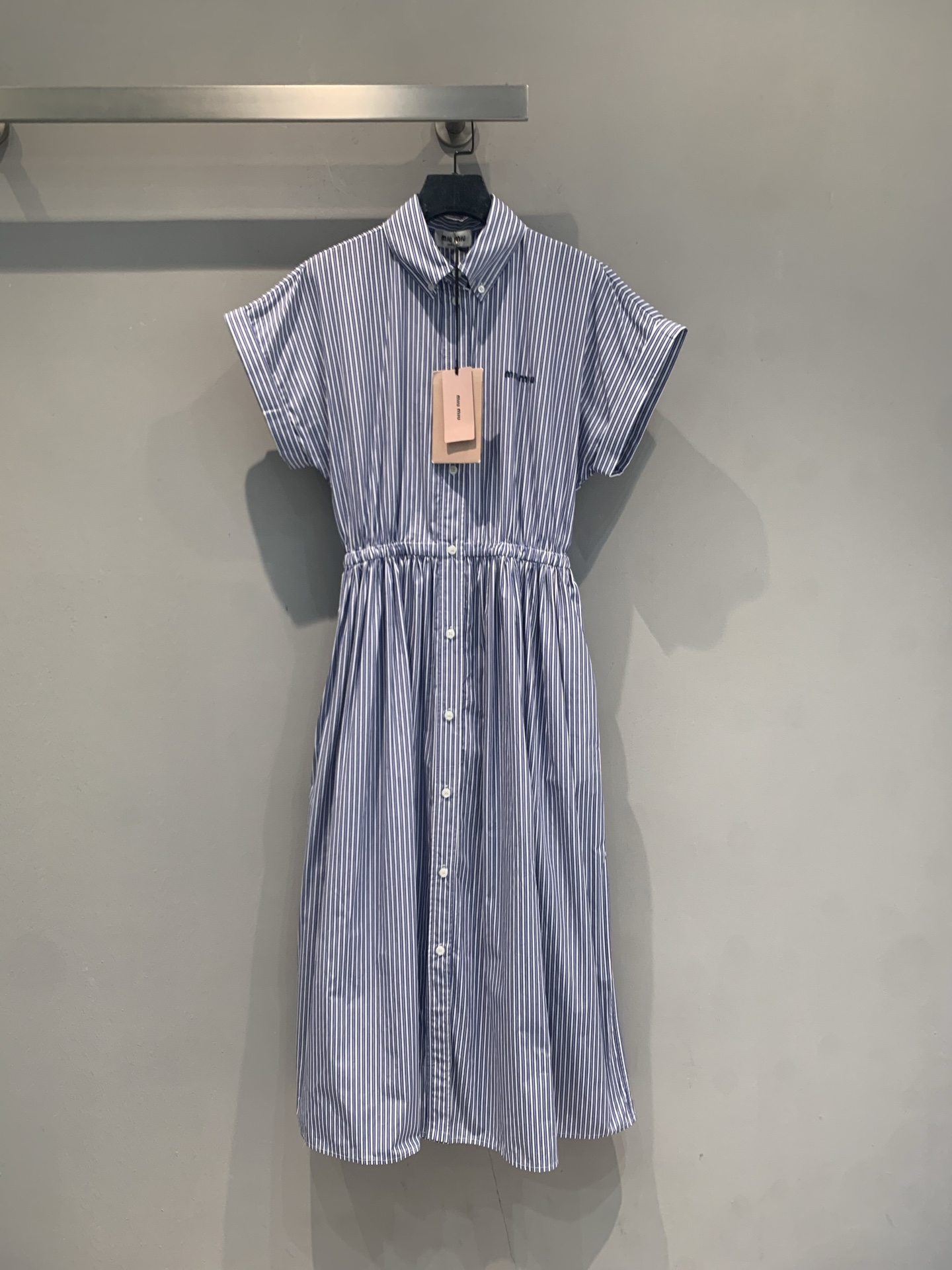 NO:924259,The new model is shipping. The original developed Miumi* new spring and summer fashionable and versatile blue and white striped shirt dress, classic vertical stripe design, pure cotton fabric, breathable and comfortable, perfect for summer!  Small stand-up collar + short sleeves + waist cut, modify the body shape and show temperament. The mid-length skirt is easy to control for commuting and vacation, and has a French holiday feel~ The striped elements bring a refreshing atmosphere. Pair it with a straw hat, silk scarf or simple sandals, and you can easily get a relaxed feeling in summer. Size SML,,miumiu,sandals,skirts,shirts,T-shirt,hats,19860909新款出货啦 原版开发 Miumi*春夏新款时髦百搭蓝白条纹衬衫连衣裙,经典竖条纹设计,纯棉面料透气舒适,夏天穿超合适！小立领+短袖+收腰剪裁,修饰身形又显气质.中长款裙长,通勤、度假都能轻松驾驭,法式度假感满满～条纹元素自带清爽氛围,搭配草帽、丝巾或简约凉鞋,轻松get夏日松弛感穿搭.码数SML,,miumiu,sandals,skirts,shirts,T-shirt,hats,,Women's clothing
