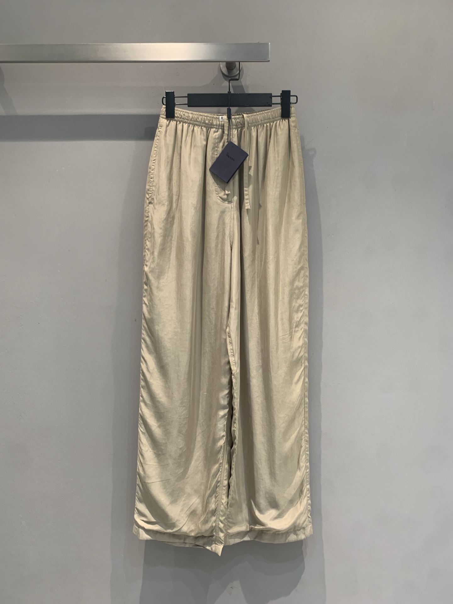 NO:924254,The new model has been shipped. The original development of Prad* new spring and summer fashionable and versatile elastic waist drawstring cupro wide-leg pants. Made of cupro fabric imported from Japan, it is super comfortable to wear in summer!  The high-waisted elastic design is tolerant and comfortable to wear without tightening the belly. The wide-leg cut has a perfect drape, which modifies the leg shape and is friendly to the pear-shaped figure. The khaki color is versatile and can be worn with T-shirts, shirts or sandals. It can be easily worn for commuting, leisure, and vacation. The overall style is simple and lazy, comfortable and fashionable, and it is a must-have item in the summer wardrobe!  Size SML,,prada,sandals,shirts,tees,t-shirt,19860909新款出货啦 原版开发 Prad*春夏新款时髦百搭松紧腰抽绳铜氨丝阔腿裤.采用日本进口铜氨丝面料,夏天穿超舒服！高腰松紧设计,包容性强,穿着自在不勒肚子.阔腿剪裁,垂坠感满分,修饰腿型,梨形身材友好.卡其色百搭,随手搭T恤、衬衫或凉鞋都很OK,通勤、休闲、度假都能轻松驾驭～整体风格简约慵懒,舒适又时髦,是夏季衣橱必备单品！码数SML,,prada,sandals,shirts,tees，t-shirt,,Women's clothing