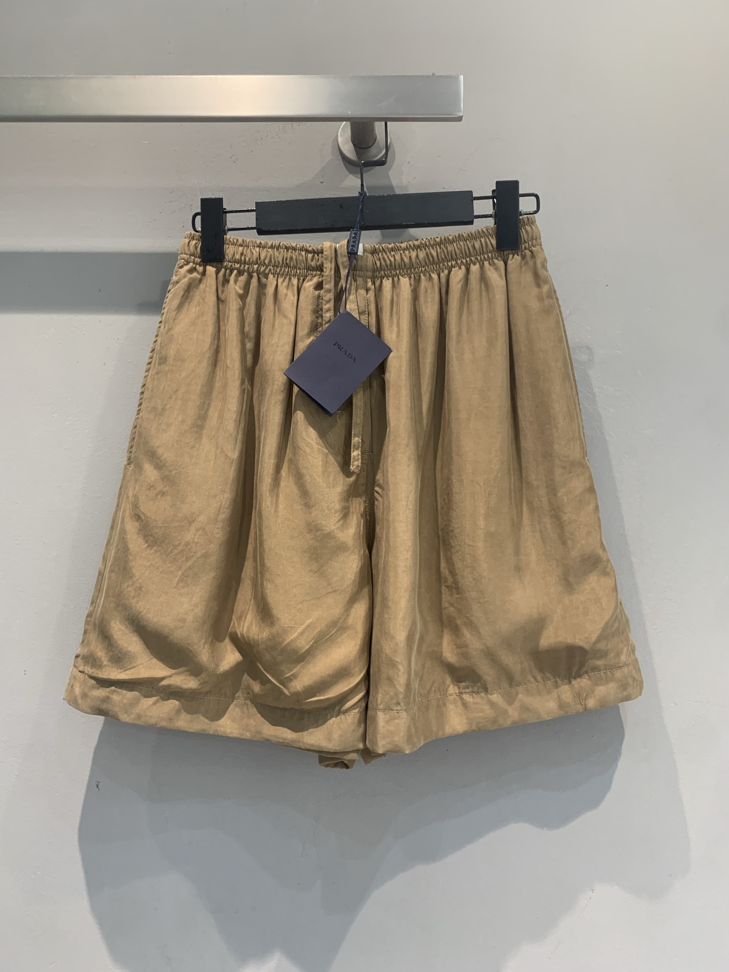 NO:924276,The new model is shipping. The original development of Prad* new spring and summer fashionable and versatile elastic waist drawstring shorts, mulberry silk blended fabric, light and breathable, super comfortable to wear in summer!  The loose straight-leg three-quarter pants design, elastic waist + drawstring, is suitable for all body types, and can be worn freely without restraint. It is low-key and versatile, and can be worn with T-shirts, shirts or vests. It can be easily used for commuting, traveling and daily life. The cotton and linen material is moisture-absorbent and breathable, and it is not stuffy in hot weather. It is a must-have and practical item for the summer wardrobe!  Size SML,,prada,shorts,shirts,tees,t-shirt,19860909新款出货啦 原版开发 Prad*春夏新款时髦百搭款松紧腰抽绳短裤,桑蚕丝混纺面料 轻薄透气,夏天穿超舒服！宽松直筒五分裤设计,松紧腰+抽绳,适合各种身材,穿着自在不束缚.低调百搭,随手搭T恤、衬衫或背心都很OK,通勤、出游、日常都能轻松驾驭.棉麻材质吸湿透气,炎热天气也不闷,是夏季衣橱必备实用单品！码数SML,,prada,shorts,shirts,tees，t-shirt,,Women's clothing