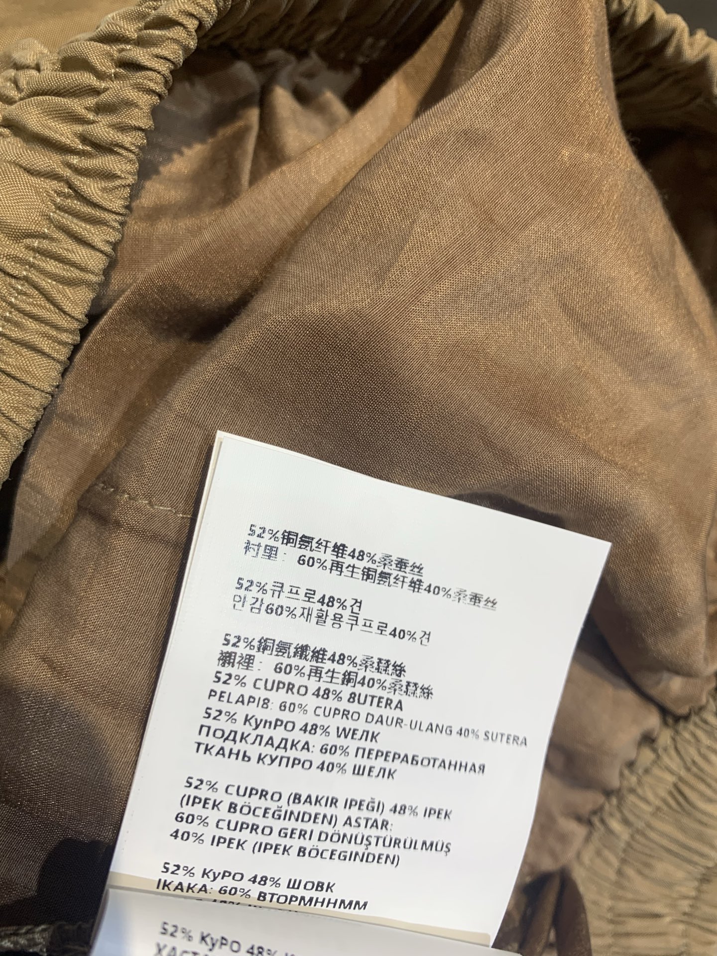 新款🔥出货啦📢 原版开发 Prad*春夏新款时髦百搭款松紧腰抽绳短裤，桑蚕丝混纺面料 轻薄透气，夏天穿超