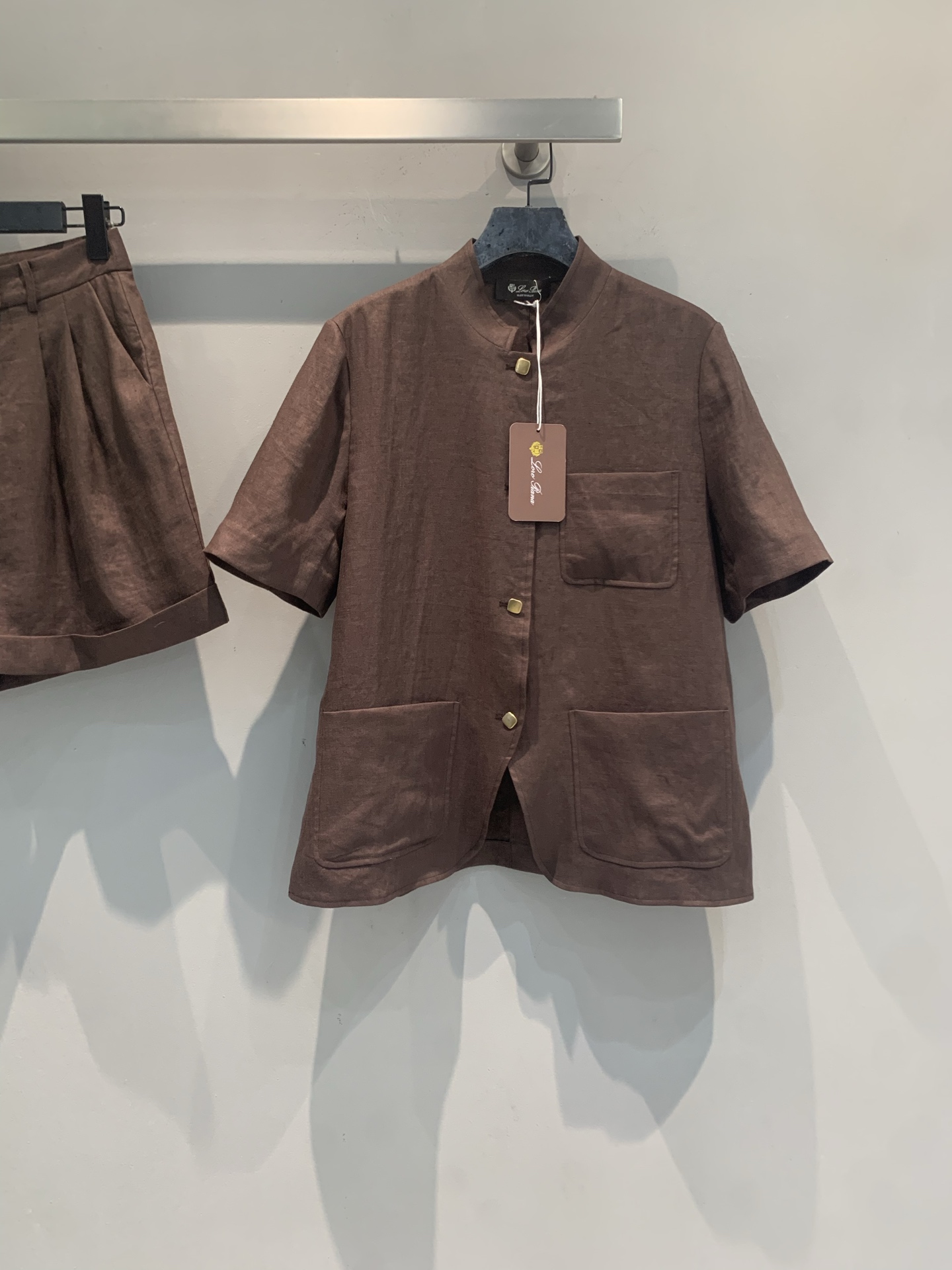NO:910680,The new model is shipped. The original development Loro Piana spring and summer new brown linen short-sleeved jacket is made of high-quality French Normandy linen. It has been combed and strongly twisted. It feels soft and breathable, and is super comfortable to wear in summer!  The stand-up collar + metal buttons + multi-pocket design are practical and detailed. The dark brown color is low-key and high-end, which can be easily used for commuting and parties. It is full of ritual feeling and is a must-have item for 'old money style' wear!  Size 36 38 40 42,,loro piana,jackets & coats,T-shirt,19860909新款出货啦 原版开发 Loro Piana春夏新款棕色亚麻短袖夹克,选用高品质法国诺曼底亚麻,经过精梳和强捻工艺,手感柔软又透气,夏天穿超舒服！立领+金属纽扣+多口袋设计,实用又有细节感.深棕色调低调高级,通勤、聚会都能轻松驾驭,仪式感满满,是“老钱风”穿搭必备单品！码数36 38 40 42,,loro piana,jackets & coats,T-shirt,,Women's clothing