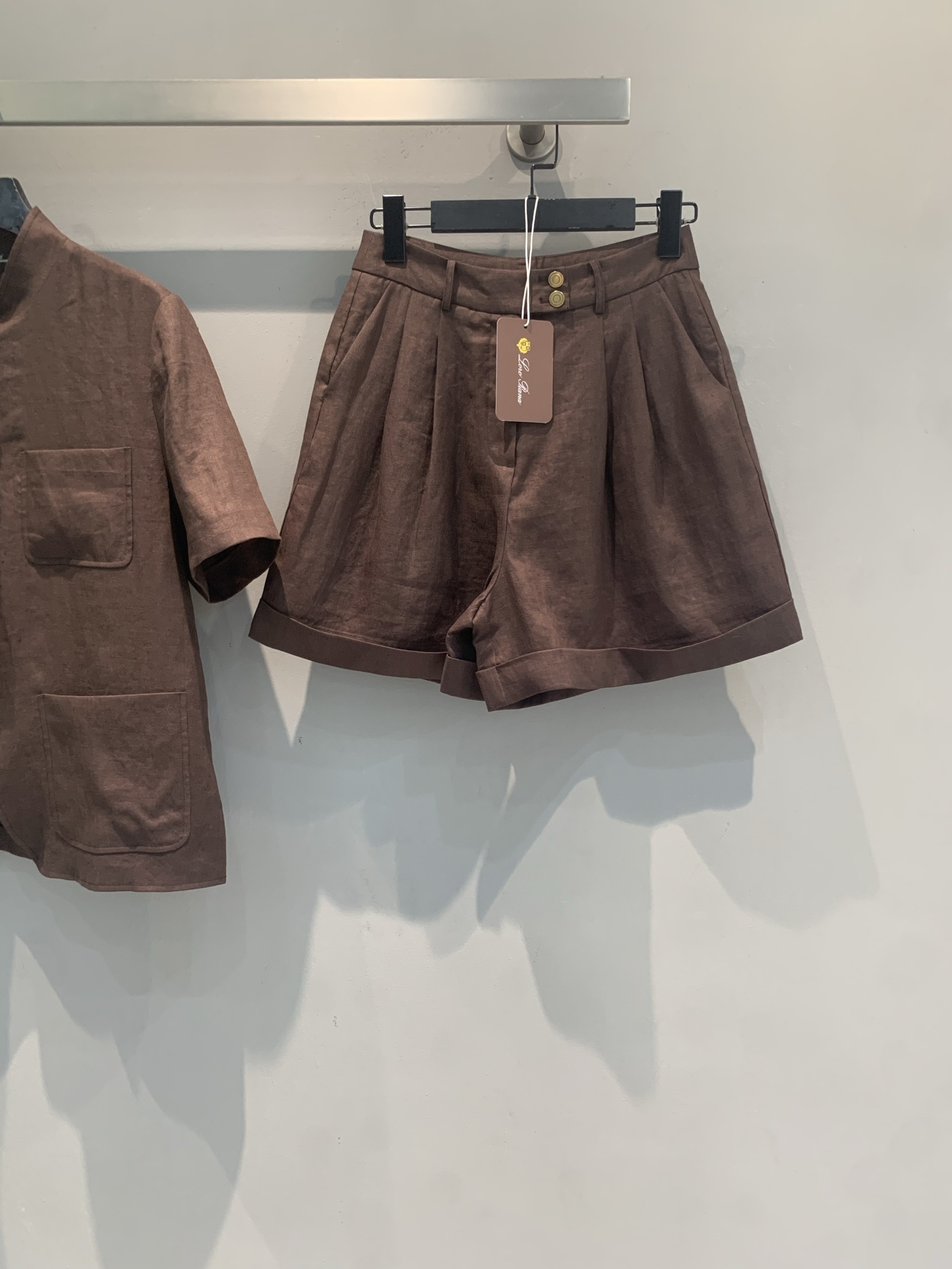NO:910649,The new model has been shipped. The original development of LP spring and summer new fashionable retro brown linen shorts. Designed with high waist and wide legs, natural linen material is breathable and comfortable, perfect for summer wear!  Bronze-colored special-shaped buttons are embellished, and the British retro feel is full. The rolled-up details on the trouser legs have a sense of layering and design, which can be easily used for commuting and vacation. The brown color is low-key and versatile, and it looks great with light-colored or same-color tops, easily creating a high-end style. Size 36 38 40 42,,loro piana,shorts,19860909新款出货啦 原版开发 LP春夏新款时髦复古咖色亚麻短裤.采用高腰阔腿设计,天然亚麻材质透气又舒适,夏天穿超合适！古铜色异形扣点缀,英伦复古感满满.裤脚卷边细节,层次感和设计感兼具,通勤、度假都能轻松驾驭.咖色低调百搭,随便配浅色或同色系上衣都很出彩,轻松打造高级感穿搭风格.码数36 38 40 42,,loro piana,shorts,,Women's clothing