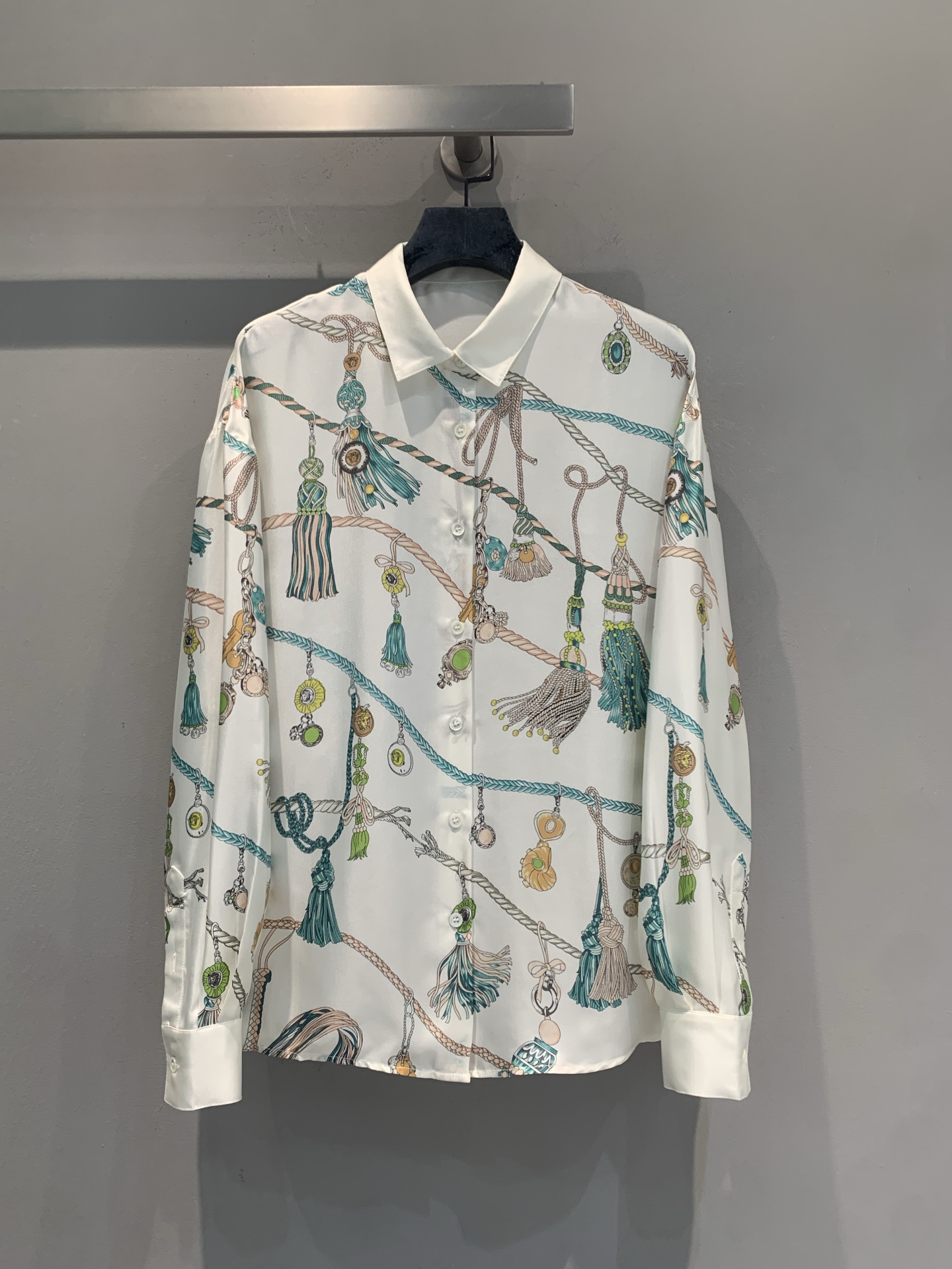NO:910677,The new model is now shipping. Originally developed by Versac*, the new spring and summer fashionable and versatile tassel printed silk shirt has an off-white base with retro tassel knots, giving it a full Italian romantic atmosphere!  Mulberry silk feels soft and silky, and has a great drape. It is super refreshing to wear in summer. The loose shoulder design is comfortable and relaxed, and can be easily used for commuting, dating, and vacation. Paired with white shorts or jeans, it is elegant and casual. It is a versatile treasure item in the wardrobe!  Code number 36 38 40 42,,versace,shorts,jeans,shirts,real silk,19860909新款出货啦 原版开发 Versac*春夏新款时髦百搭流苏印花真丝衬衫,米白底配复古流苏绳结,意式浪漫氛围感拉满！桑蚕丝,手感软糯丝滑,垂坠感超赞,夏天穿超清爽.宽松落肩版型,舒适又显松弛,通勤、约会、度假都能轻松驾驭.搭配白短裤或牛仔裤,优雅随性,是衣柜里的百搭宝藏单品！码数36 38 40 42,,versace,shorts,jeans,shirts,real silk,,Women's clothing