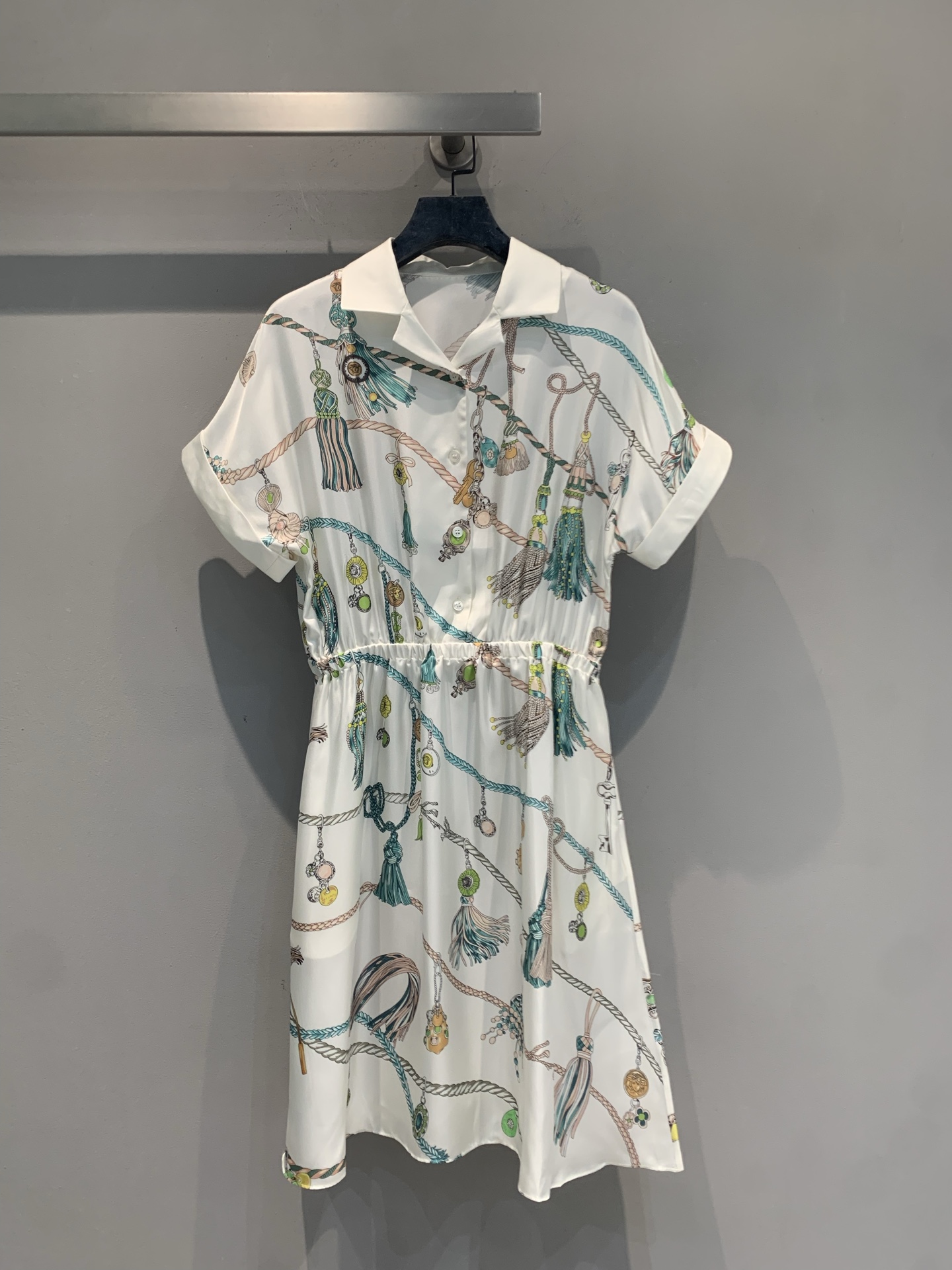 NO:910686,The new model is shipping. Originally developed by Versac*, the new spring and summer fashionable retro tassel printed silk dress is made of mulberry silk, light and breathable, and super comfortable to wear in summer!  Off-white background with retro tassel print, full of Italian romantic atmosphere. Shirt collar + waist A-line version, slimming and flattering, not flattering. The skirt is elegant and flexible, easy to control for commuting, dating, and vacation. Paired with a tote bag or simple accessories, it is elegant and playful. It is a must-have and versatile item for summer wardrobe!  Code number 36 38 40 42,,versace,totes,skirts,shirts,real silk,19860909新款出货啦 原版开发 Versac*春夏新款时髦复古流苏印花真丝连衣裙,桑蚕丝材质,轻盈透气,夏天穿超舒服！米白底色配复古流苏印花,意式浪漫氛围感拉满.衬衫领+收腰A字版型,显瘦又修饰身形,不挑身材.裙摆飘逸灵动,通勤、约会、度假都能轻松驾驭,搭配托特包或简约配饰,优雅又俏皮,是夏日衣橱必备百搭单品！码数36 38 40 42,,versace,totes,skirts,shirts,real silk,,Women's clothing