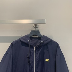 新款🔥出货啦📢 原版开发 Celin*春夏新款时髦百搭凯旋门logo短款连帽夹克,轻薄尼龙材质,抗风又舒 新款🔥出货啦📢 原版开发 Celin*春夏新款时髦百搭凯旋门logo短款连帽夹克,轻薄尼龙材质,抗风又舒