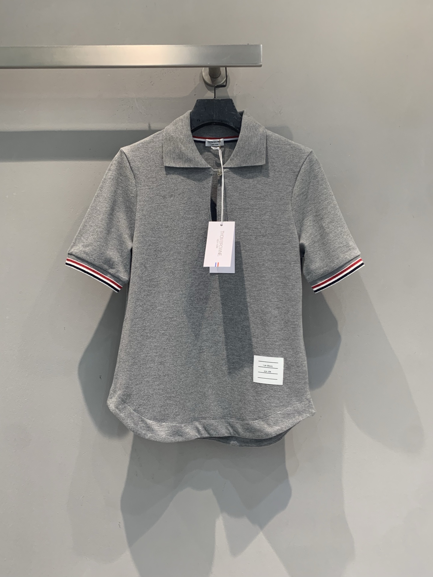 NO:922982,The new model has been shipped. The original development TB spring and summer new fashionable and versatile contrasting sleeve knitted Polo shirt, classic college style design, red, white and blue stripes on the cuffs are very recognizable!  The knitted fabric is soft and breathable, making it very comfortable to wear in summer. The drop-shaped collar and curved hem modify the figure and give a sense of luxury. The gray color is versatile and can be easily worn in commuting, casual, and college styles. It looks great with pleated skirts or jeans!  Brand details must be controlled, code number SML, skirts, jeans,19860909新款出货啦 原版开发 TB春夏新款时髦百搭撞色袖针织Polo衫,经典学院风设计,袖口红白蓝条纹超有辨识度！针织面料柔软透气,夏天穿很舒服～水滴型衣领+弧形衣摆,修饰身形又显高级感.灰色百搭,通勤、休闲、学院风都能轻松驾驭,搭配百褶裙或牛仔裤都很出彩！品牌细节控必入,码数SML,,skirts,jeans,,Women's clothing