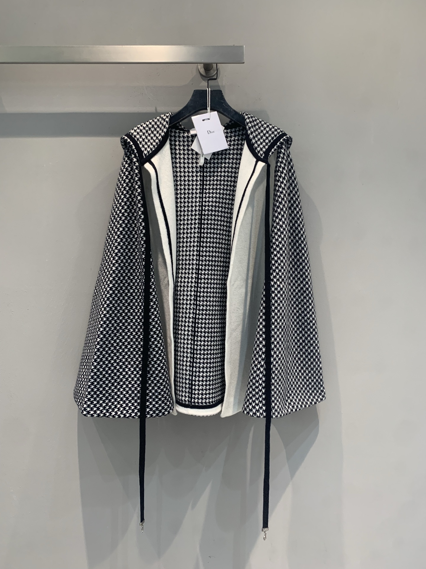 NO:922959,The new model has been shipped. The original development CD autumn and winter new fashionable retro houndstooth color-blocking jacket, black and white houndstooth + white body, retro and high-end. High-quality wool blend, soft and drapey, very suitable for autumn and winter. Black bow on the neckline, extra points for elegance, symmetrical chest pockets + metal buttons, perfect details!  It can be easily used for daily commuting and formal occasions. Pair it with solid color trousers or skirts. It is simple and fashionable, and can easily create a high-end look. Size 36 38 40, skirts, jackets & coats,19860909新款出货啦 原版开发 CD秋冬新款时髦复古千鸟格拼色外套,黑白千鸟格+白色主体,复古又高级.高品质羊毛混纺,柔软有垂感,秋冬穿超合适.领口黑色蝴蝶结,优雅加分,胸前对称口袋+金属纽扣,细节满分！日常通勤、正式场合都能轻松驾驭,搭配纯色裤装或裙装,简约又时髦,轻松打造高级感穿搭.码数36 38 40,,skirts,jackets & coats,,Women's clothing