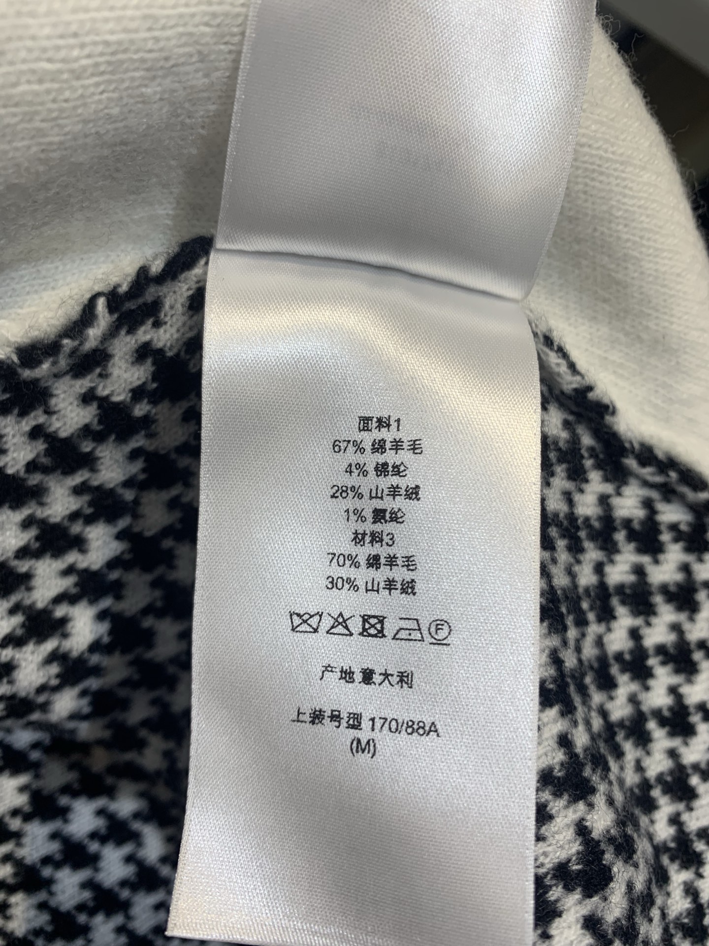 新款🔥出货啦📢 原版开发 CD秋冬新款时髦复古千鸟格拼色外套，黑白千鸟格+白色主体，复古又高级✨。高品质