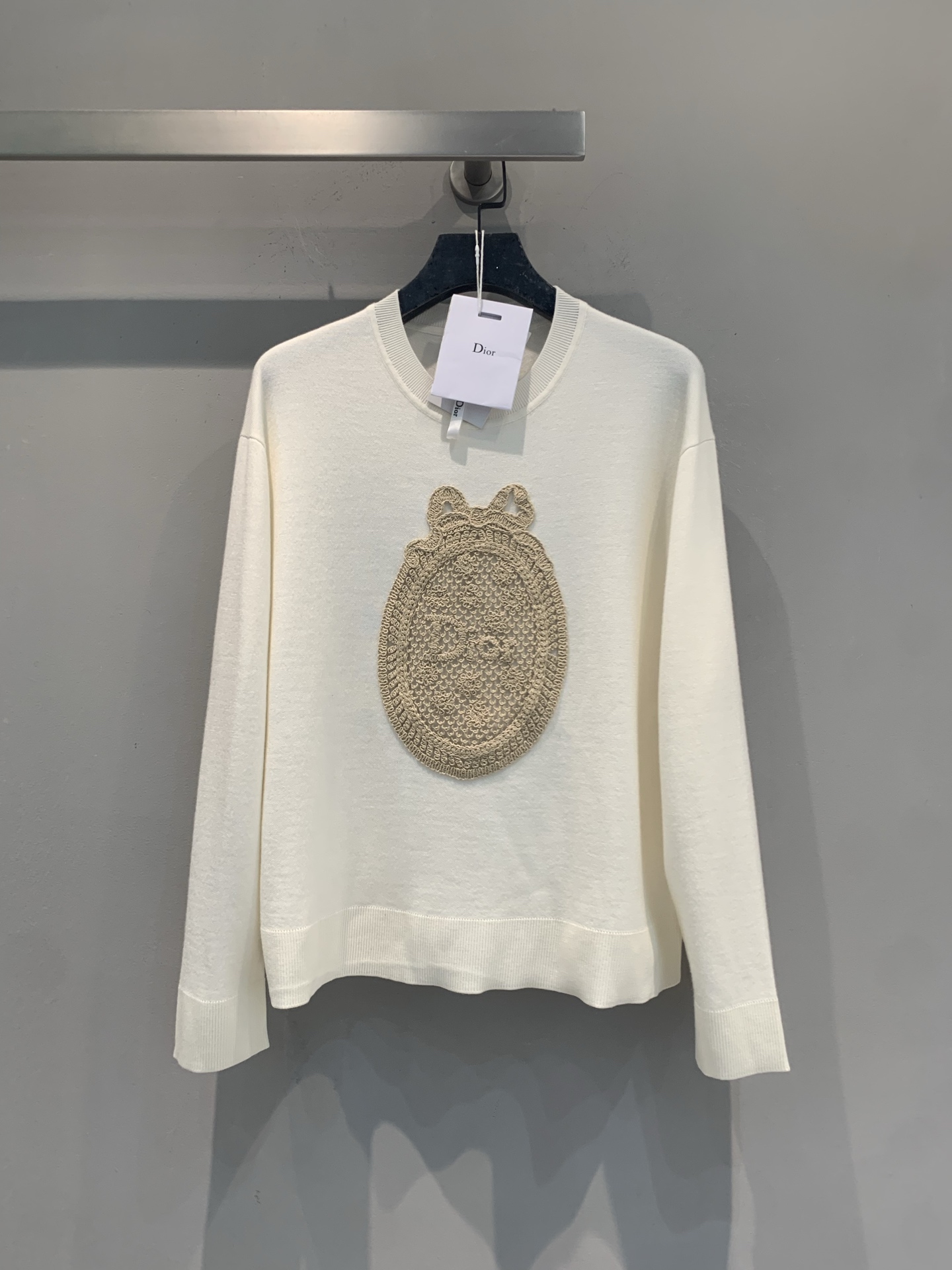 NO:922940,The new model is shipped. The original development CD early autumn new fashionable and versatile hollow embroidered long-sleeved sweater, off-white wool blended fabric, ultra-delicate oval embroidery on the front, floral + geometric elements, full of high-end feel. It can be easily used for daily life, commuting, and dating. It looks great with shorts or wide-leg pants. It is elegant and comfortable, and can easily be relaxed and elegant ~ Size 36 38 40,, shorts, sweaters,19860909新款出货啦 原版开发 CD早秋新款时髦百搭镂空刺绣长袖毛衣,米白色羊毛混纺面料,正面椭圆刺绣超精致,花卉+几何元素,满满高级感.日常、通勤、约会都能轻松驾驭,搭配短裤或阔腿裤都很出彩,优雅又舒适,轻松拿捏松弛贵气风～码数36 38 40,,shorts,sweaters,,Women's clothing