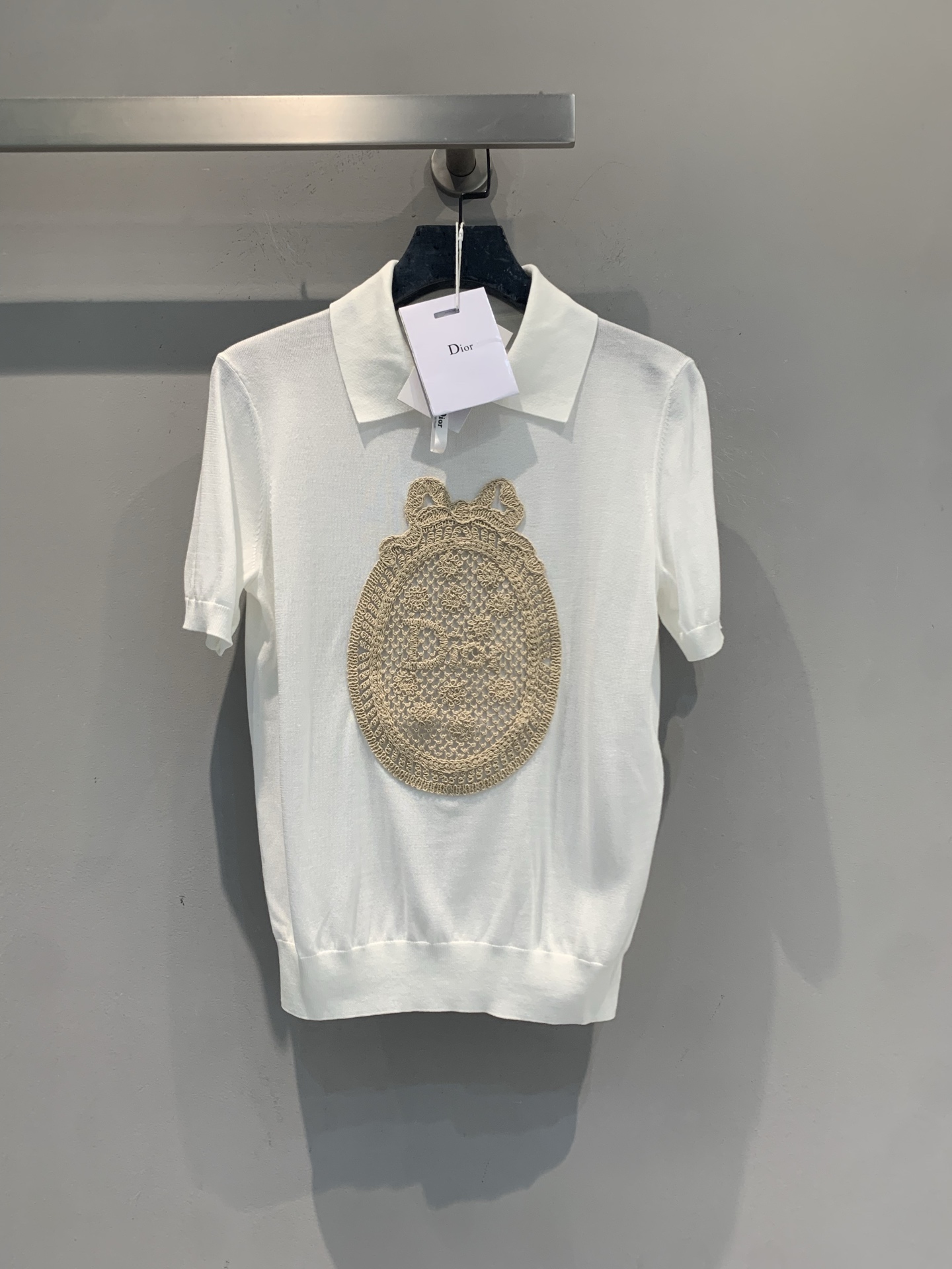 NO:922919,The new model is shipping. The original development CD early autumn new fashionable and versatile hollow embroidered short-sleeved Polo shirt, made of high-quality knitted fabric, soft and breathable, super comfortable to wear in summer!  The golden embroidery on the chest is super exquisite and full of brand art. The classic Polo collar + short sleeve design is easy to use for commuting and leisure. It goes well with jeans or skirts ~ high-end positioning, priced at about 15,912 yuan, suitable for sisters who pursue quality and fashion!  Size 36 38 40,,skirts,jeans,T-shirt,19860909新款出货啦 原版开发 CD早秋新款时髦百搭镂空刺绣短袖Polo衫,采用高品质针织面料,柔软透气,夏天穿超舒服！胸前金色刺绣超精致,满满品牌艺术感.经典Polo领+短袖设计,通勤休闲都能轻松驾驭,搭配牛仔裤或半身裙都很出彩～高端定位,售价约15912元,适合追求品质和时尚的姐妹们！码数36 38 40,,skirts,jeans,T-shirt,,Women's clothing