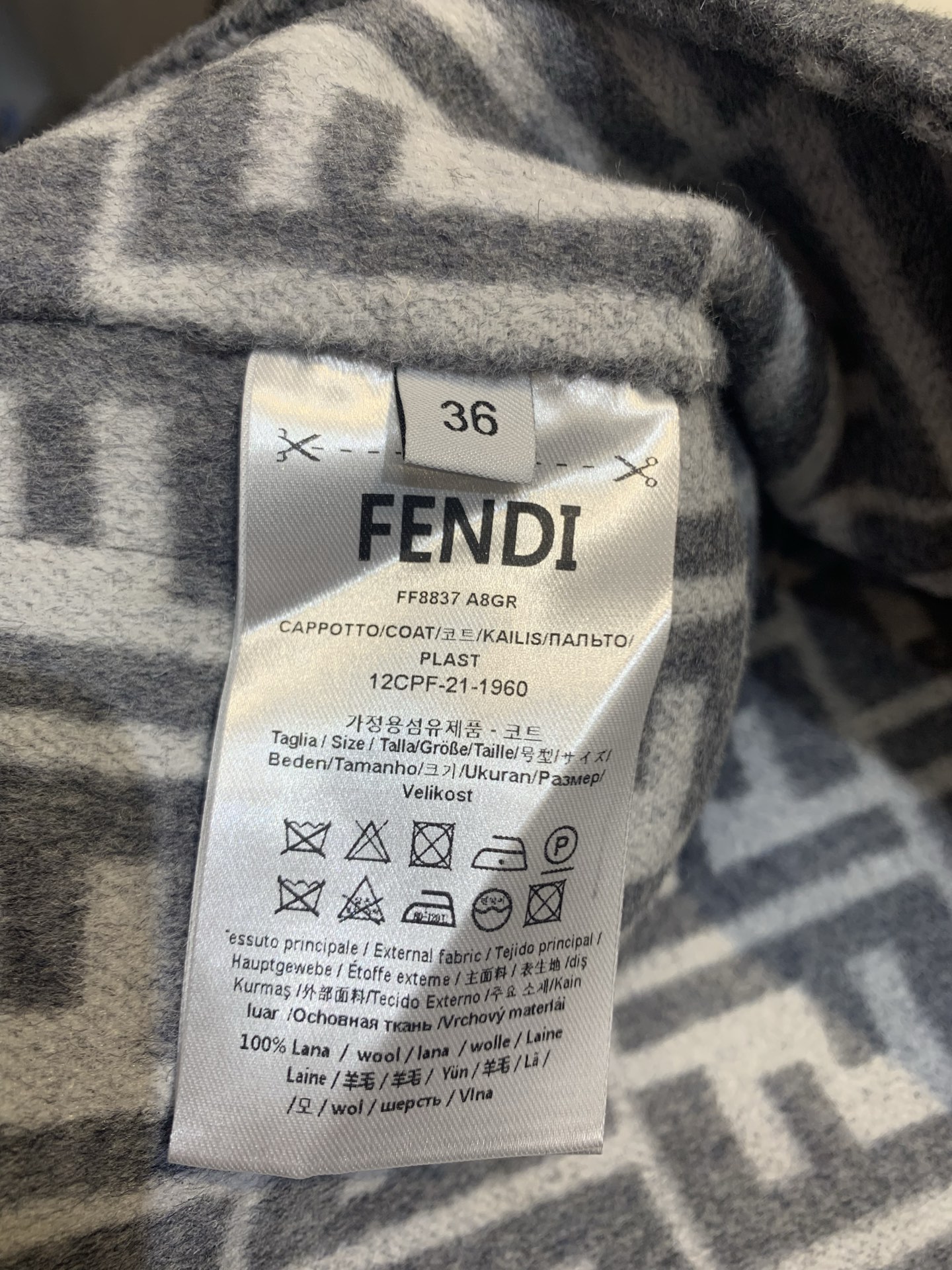 新款🔥出货啦📢 原版开发 FD秋冬新款时髦百搭双面羊毛短外套，经典色调，袖口FF老花设计超有辨识度！高品