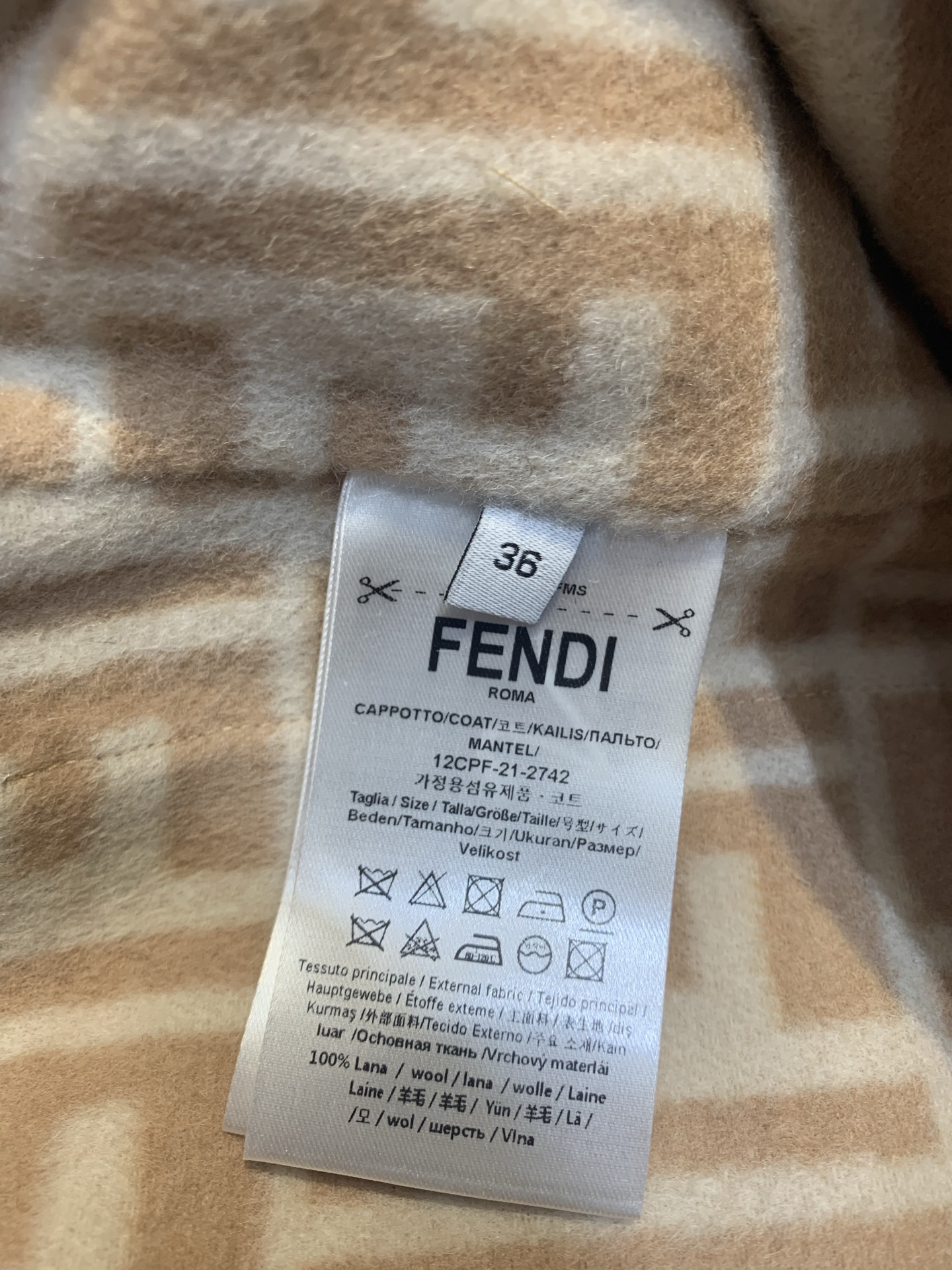 新款🔥出货啦📢 原版开发 FD秋冬新款时髦复古双面老花羊毛大衣，经典FF老花设计，羊毛羊绒混纺，柔软又保