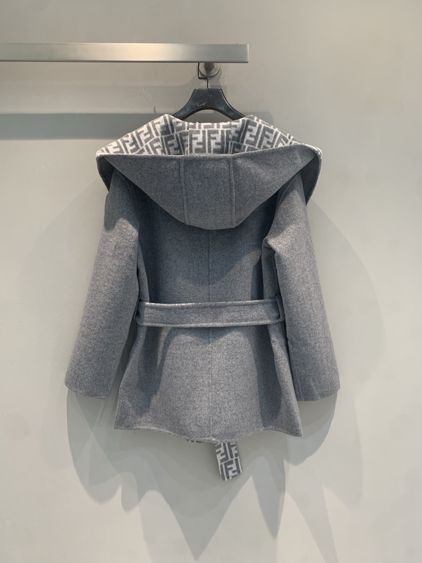 新款🔥出货啦📢 原版开发 FD秋冬新款时髦复古双面老花羊毛大衣，经典FF老花设计，羊毛羊绒混纺，柔软又保