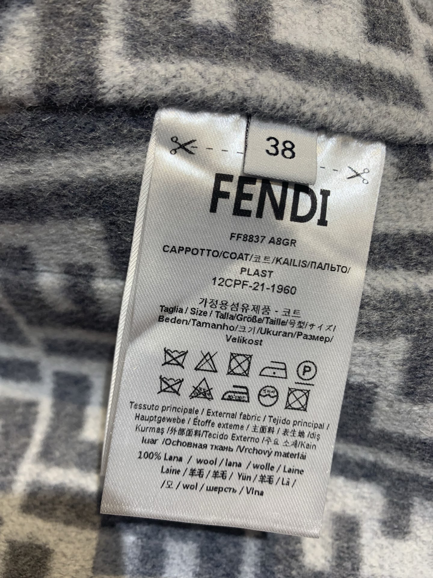 新款🔥出货啦📢 原版开发 FD秋冬新款时髦复古双面老花羊毛大衣，经典FF老花设计，羊毛羊绒混纺，柔软又保