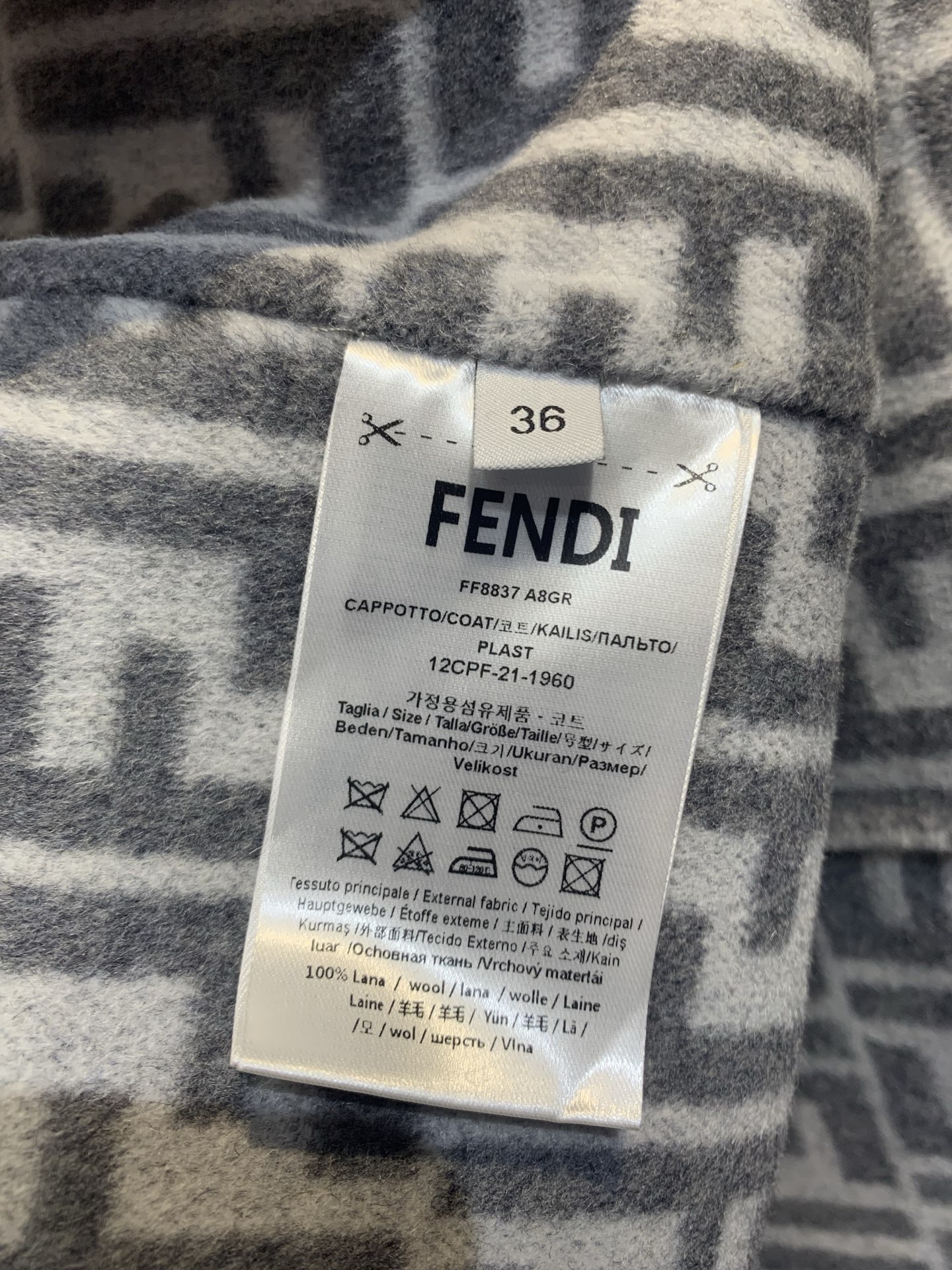 新款🔥出货啦📢 原版开发 FD秋冬新款时髦复古双面老花羊毛中长款大衣，经典FF老花设计，羊毛羊绒混纺，柔