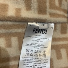 新款🔥出货啦📢 原版开发 FD秋冬新款时髦复古双面老花羊毛中长款大衣,经典FF老花设计,羊毛羊绒混纺,柔 新款🔥出货啦📢 原版开发 FD秋冬新款时髦复古双面老花羊毛中长款大衣,经典FF老花设计,羊毛羊绒混纺,柔