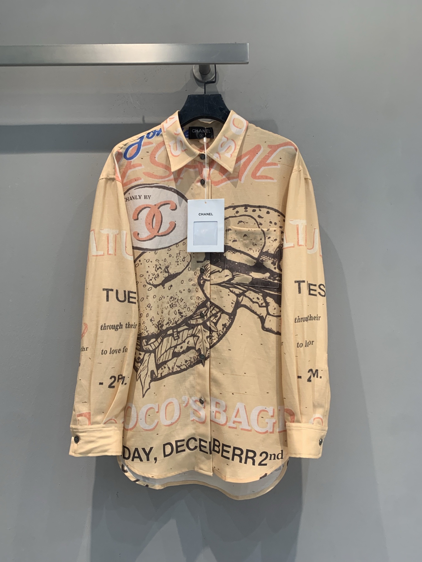 NO:925301,The new model has been shipped. The original version was developed by C's 26A Advanced Handicraft Workshop series bagel graffiti shirt, with beige background + retro old graffiti, full of street feel!  There is an oversized bagel pattern in the center, with double C logo and text, which is highly recognizable. The cotton fabric is light and draped, which is very comfortable to wear in spring and summer, and the button details are also very delicate. The oversize version can be easily controlled by both men and women, and it is great to wear alone or as an outer layer. It can be worn in daily casual and street style!  Code number 36 38 40 42,,versace,chanel,shirts,19860909新款出货啦 原版开发 C家26A高级手工坊系列贝果涂鸦衬衫,米黄色底色+复古做旧涂鸦,街头感十足！中央是超大贝果图案,搭配双C标志和文字,辨识度超高.棉质面料轻薄垂坠,春夏穿超舒服,纽扣细节也很精致.Oversize版型,男女都能轻松驾驭,单穿or外搭都很出彩,日常休闲、街头风都能hold住！码数36 38 40 42,,versace,chanel,shirts,,Women's clothing