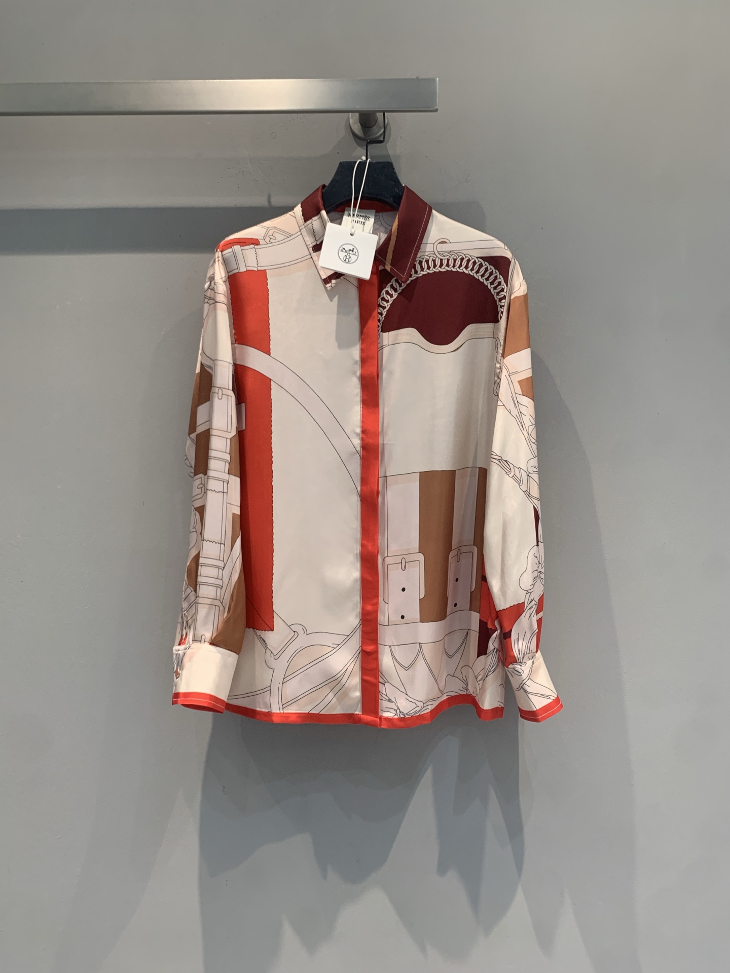 NO:925308,The new model has been shipped. The original version was developed by H Family for early autumn. It is a new fashionable retro printed color-blocked silk shirt. It adopts red, white, and brown geometric patterns, full of abstract art, and has a strong visual impact!  Light and thin fabric, super comfortable to wear in spring and autumn, loose fit + red piping, full of details. It can be easily used for daily commuting and leisure. Pair it with dark trousers or jeans, it is fashionable and individual, and you can easily create a unique style!  Code number 36 38 40 42,,jeans,shirts,real silk,19860909新款出货啦 原版开发 H家早秋新款时髦复古印花拼色真丝衬衫.采用红、白、棕几何图案,抽象艺术感满满,视觉冲击力超强！轻薄面料,春秋穿超舒服,宽松版型+红色滚边,细节感拉满.日常通勤、休闲都能轻松驾驭,搭配深色裤装或牛仔裤,时髦又有个性,轻松打造独特穿搭风格！码数36 38 40 42,,jeans,shirts,real silk,,Women's clothing