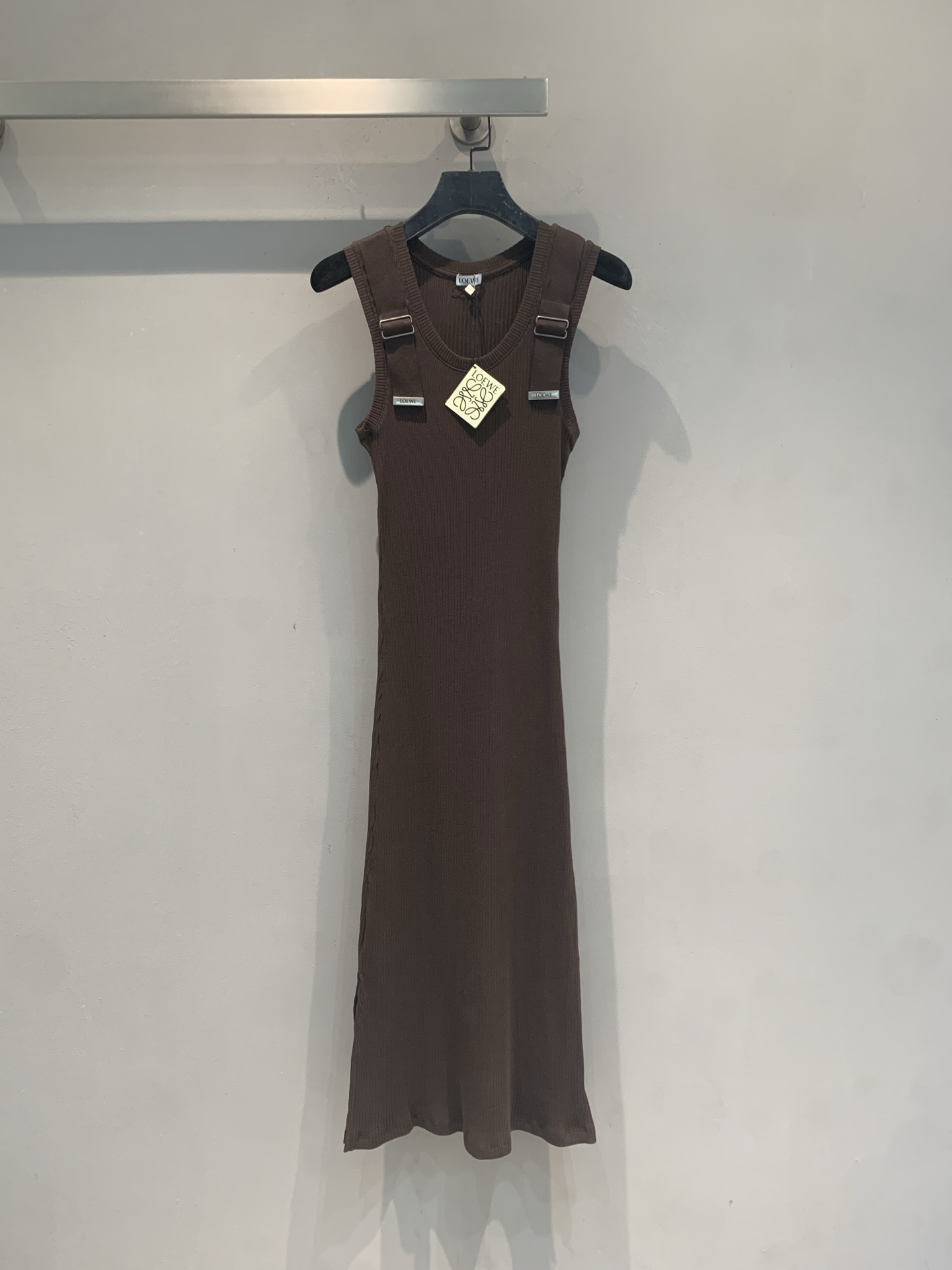 NO:927090,The new model is shipped. The original developed Loew* new fashionable retro workwear vest dress for spring and summer. Made of dark brown ribbed knitting, it fits the body shape, is simple and detailed. The metal buckle at the end of the shoulder strap is engraved with the brand logo, which is cool and refined. The skirt is moderate in length and can be easily worn in daily life or vacation. Pair it with a scarf or a jacket, and you can switch styles at will. The tailoring fits the female curve, is comfortable and flattering, and is a must-have and versatile item in the summer wardrobe!  Size SML,,loewe,skirts,jackets & coats,19860909新款出货啦 原版开发 Loew*春夏新款时髦复古工装背心裙.采用深棕罗纹针织,贴合身形,简约又有细节感.肩带末端金属扣刻有品牌标志,酷感十足又精致.裙长适中,日常或度假都能轻松驾驭,搭配丝巾或外套,风格随心切换.剪裁贴合女性曲线,舒适又显身材,是夏季衣橱必备百搭单品！码数SML,,loewe,skirts,jackets & coats,,Women's clothing