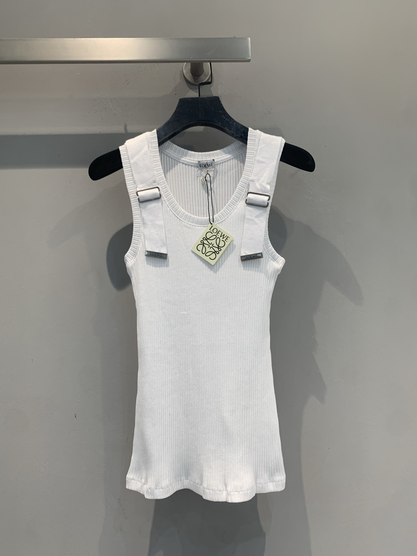 NO:927022,The new model is shipped. The original development Loew* new spring and summer fashionable retro metal buckle work vest, made of vertical pit strip high-elastic knitted fabric, soft and skin-friendly, fit and comfortable. The shoulder can be adjusted with metal buckle webbing, full of industrial style details, and high brand recognition. The straight mid-length version modifies the body shape and has a great slimming effect!  Easily matched with jeans, skirts, etc., it is OK for commuting and leisure. The metal buckle at the end of the shoulder strap is engraved with the Loewe logo, a must-have for details!  Code numberSML,,loewe,skirts,jeans,19860909新款出货啦 原版开发 Loew*春夏新款时髦复古金属扣工装背心,竖坑条高弹针织面料,柔软亲肤,贴合身形又舒适.肩部可调节金属扣织带,工业风细节满满,品牌辨识度高.直筒中长版型,修饰身形,显瘦效果超赞！轻松搭配牛仔裤、半裙等,通勤休闲都OK.肩带末端金属扣刻有Loewe标志,细节控必入！码数SML,,loewe,skirts,jeans,,Women's clothing