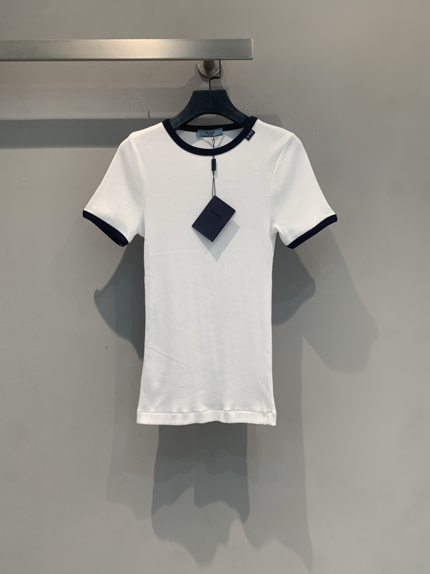 NO:927101,The new model is shipping. The original developed Prad* new spring and summer fashionable and versatile short-sleeved T-shirt in contrasting colors is made of soft knitted fabric, with black round neck and cuff splicing. It is simple and recognizable. It is slim-fitting and fits the body shape. It is super comfortable to wear in spring and summer!  It can be easily used for daily commuting and leisure. It looks great when paired with jeans or skirts. It is easy to get a high-end look ~ Size SML, prada, skirts, jeans, T-shirt, tees, t-shirt,19860909新款出货啦 原版开发 Prad*春夏新款时髦百搭撞色短袖T恤,采用柔软针织面料,黑色圆领和袖口拼接,简约又有辨识度.修身剪裁,贴合身形,春夏穿超舒服！日常通勤、休闲都能轻松驾驭,搭配牛仔裤或半裙都很出彩,轻松get高级感穿搭～码数SML,,prada,skirts,jeans,T-shirt,tees，t-shirt,,Women's clothing