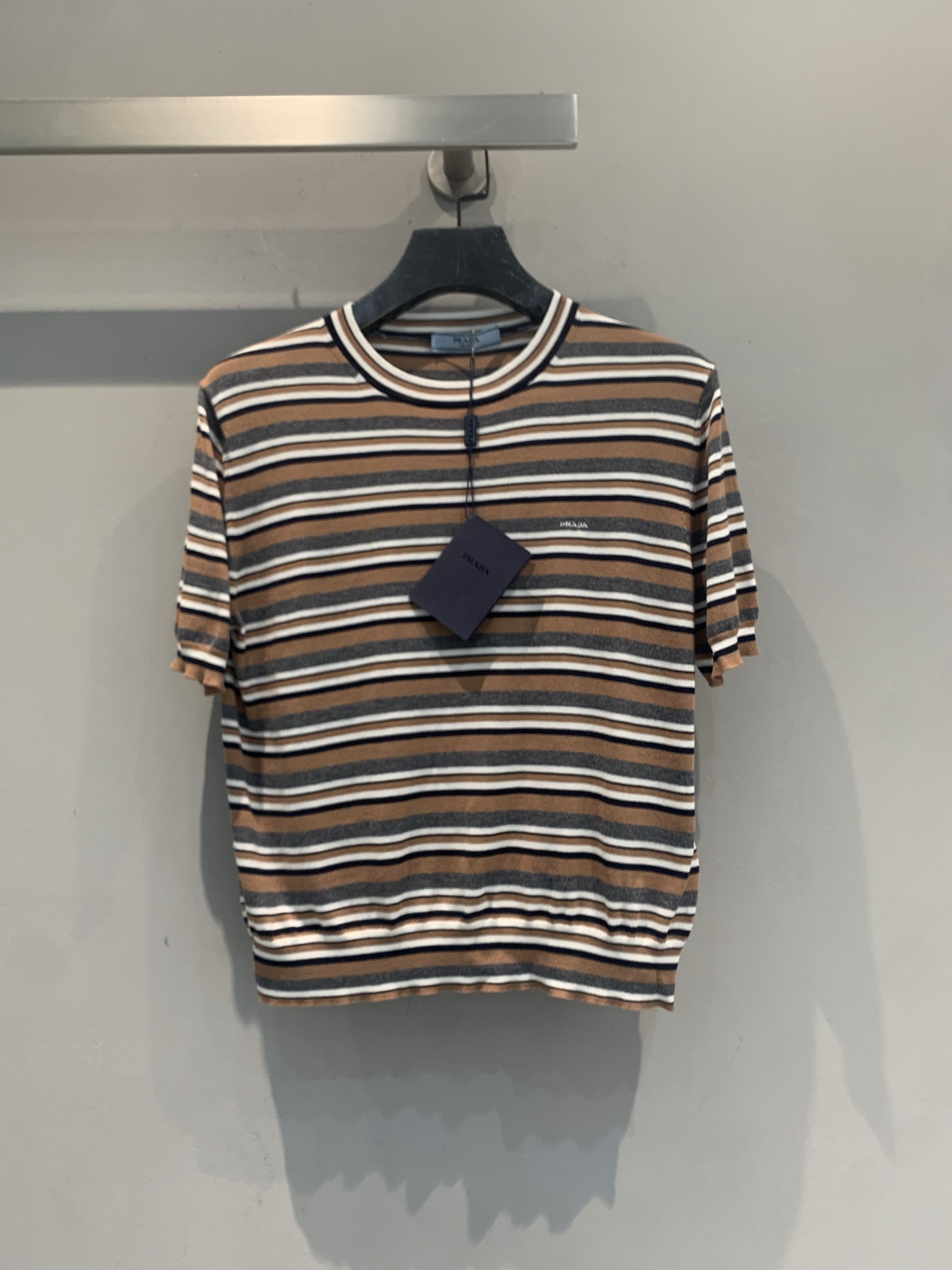 NO:927064,The new model has been shipped. The original version was developed by Prad* for early autumn. The new fashionable and versatile striped knitted short-sleeves are made of silk-cotton blended material. They are soft and breathable, and are super comfortable to wear in summer!  The brown, white, and gray stripes + round neck design are full of retro college style, simple and textured. The short version can be worn with high-waisted pants or skirts to easily raise the waistline, and is suitable for commuting and leisure. The striped elements are classic and versatile, and they also look great when layered with shirts or jackets. It is a must-have and practical item in the summer wardrobe!  Size SML,,prada,skirts,jackets & coats,shirts,T-shirt,19860909新款出货啦 原版开发 Prad*早秋新款时髦百搭条纹针织短袖,丝棉混纺材质,柔软又透气,夏天穿超舒服！棕、白、灰条纹+圆领设计,复古学院风满满,简约又有质感.短款版型,搭高腰裤或半裙,轻松拉高腰线,通勤休闲都OK.条纹元素经典百搭,叠穿衬衫或外套也很出彩,是夏季衣橱必备实用单品！码数SML,,prada,skirts,jackets & coats,shirts,T-shirt,,Women's clothing