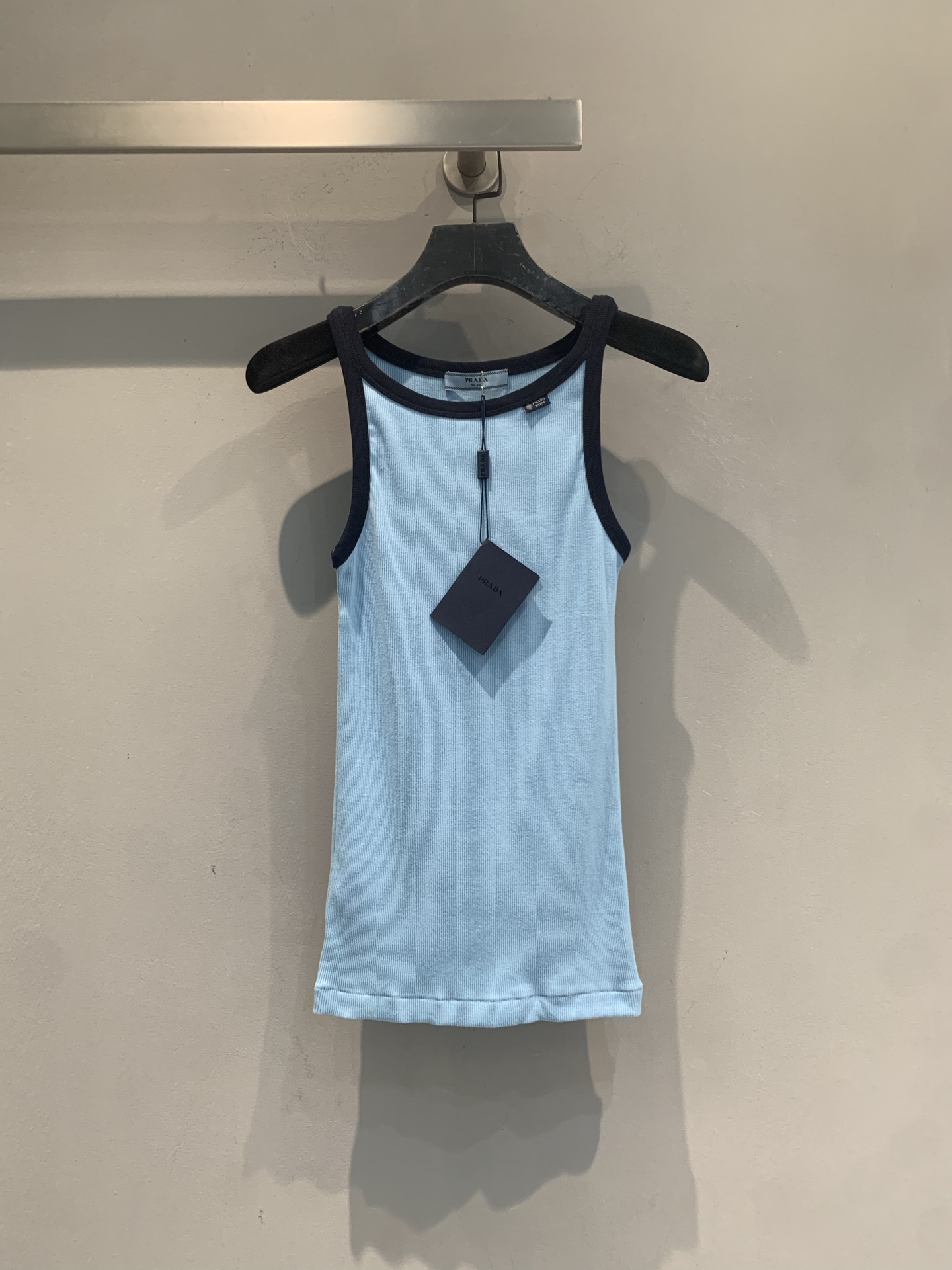 NO:927003,The new model is shipping. The original development of Prad* new spring and summer fashionable and versatile contrasting color knitted vest. The black edge design is super recognizable, simple and fashionable!  The fabric is soft and breathable, super comfortable to wear in spring and summer, and is close-fitting without being stuffy. The sleeveless design is very versatile, whether worn with a high-waisted skirt or jeans, you can easily switch between casual or commuting style. Prada's consistent exquisite craftsmanship and perfect details make it easy to control for daily outings and vacations, comfortable and high-end!  Code numberSML,,prada,skirts,jeans,19860909新款出货啦 原版开发 Prad*春夏新款时髦百搭撞色针织背心,黑色边缘设计超有辨识度,简约又时髦！面料柔软透气,春夏穿超舒服,贴身不闷热.无袖设计很百搭,无论配高腰裙还是牛仔裤,轻松切换休闲or通勤风.Prada一贯的精致工艺,细节满分,日常出街、度假都能轻松驾驭,舒适又高级！码数SML,,prada,skirts,jeans,,Women's clothing