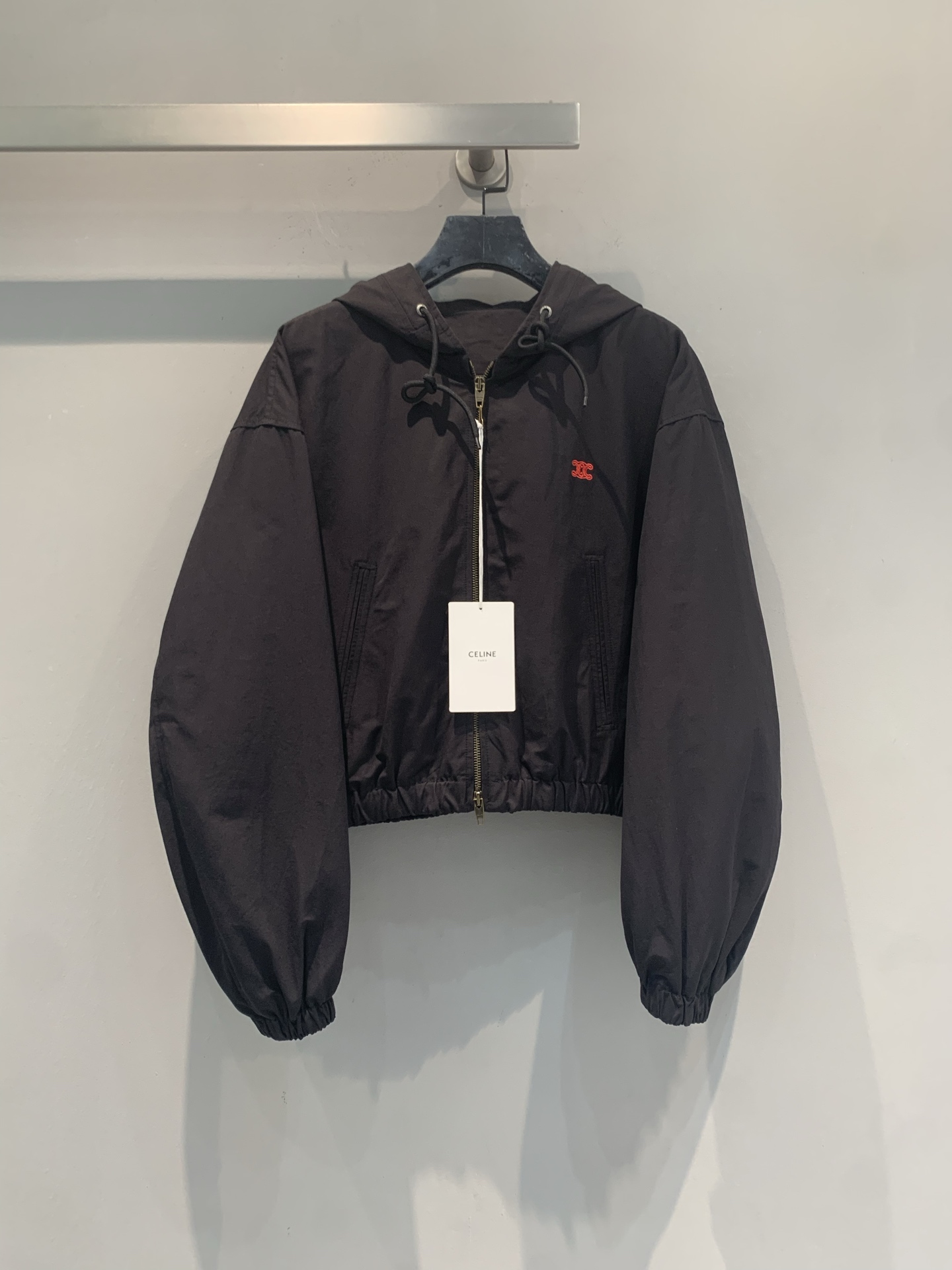 NO:926969,New model shipped, original version developed  Celin*'s new early autumn fashionable and versatile Arc de Triomphe hooded short jacket, with black main tone and red small label, is low-key and recognizable. 57 cotton + 43 nylon, light and soft, windproof and comfortable. The short loose silhouette, hooded design, full of youthful casualness, zip fly is easy to put on and take off, and the pockets on both sides are very practical. It is suitable for daily commuting and early spring wear. Pair it with high-waisted pants or skirts to easily elongate your body proportions and get the French relaxed feeling!  Size SML,,celine,skirts,jackets & coats,hats,19860909新款出货啦 原版开发 Celin*早秋新款时髦百搭凯旋门连帽短款夹克,黑色主调+红色小标,低调又有辨识度.57棉+43锦纶,轻盈柔软,防风又舒适.短款宽松廓形,连帽设计,青春休闲感满满,拉链门襟方便穿脱,两侧口袋超实用.日常通勤、早春穿搭都很适合,搭配高腰裤或裙装,轻松拉长身材比例,法式松弛感get！码数SML,,celine,skirts,jackets & coats,hats,,Women's clothing