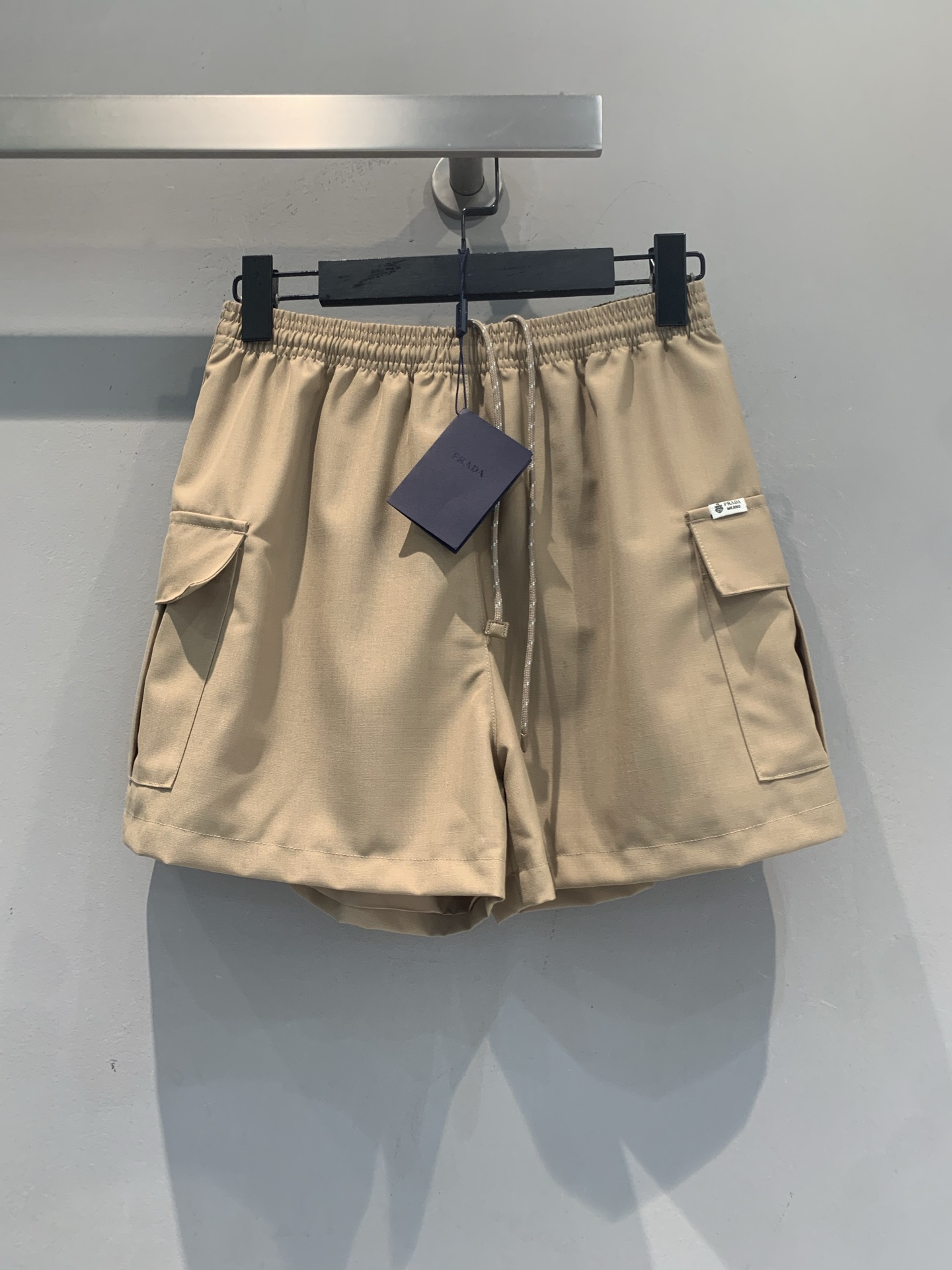 NO:926940,The new model has been shipped. The original development of Prad* new spring and summer fashionable and versatile large pocket cargo shorts. Made of light and breathable fabric, super comfortable to wear in summer!  Loose straight fit + drawstring elastic waist, suitable for all body shapes, easy to put on and take off. The large pockets on both sides are super practical, can hold mobile phone keys, and are full of workwear style. The khaki color is low saturation, versatile and not picky, it can be worn with T-shirts or shirts, and can be easily controlled for commuting, outdoor, and leisure, comfortable and fashionable!  Size SML,,prada,shorts,shirts,tees,t-shirt,19860909新款出货啦 原版开发 Prad*春夏新款时髦百搭大口袋工装短裤.采用轻薄透气面料,夏天穿超舒服！宽松直筒版型+抽绳松紧腰,适合各种身材,穿脱方便.两侧大口袋超实用,手机钥匙都能装,工装风满满.卡其色低饱和度,百搭不挑人,随便配T恤、衬衫都OK,通勤、户外、休闲都能轻松驾驭,舒适又时髦！码数SML,,prada,shorts,shirts,tees，t-shirt,,Women's clothing