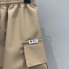 新款🔥出货啦📢 原版开发 Prad*春夏新款时髦百搭大口袋工装短裤。采用轻薄透气面料,夏天穿超舒服!宽松 新款🔥出货啦📢 原版开发 Prad*春夏新款时髦百搭大口袋工装短裤。采用轻薄透气面料,夏天穿超舒服!宽松