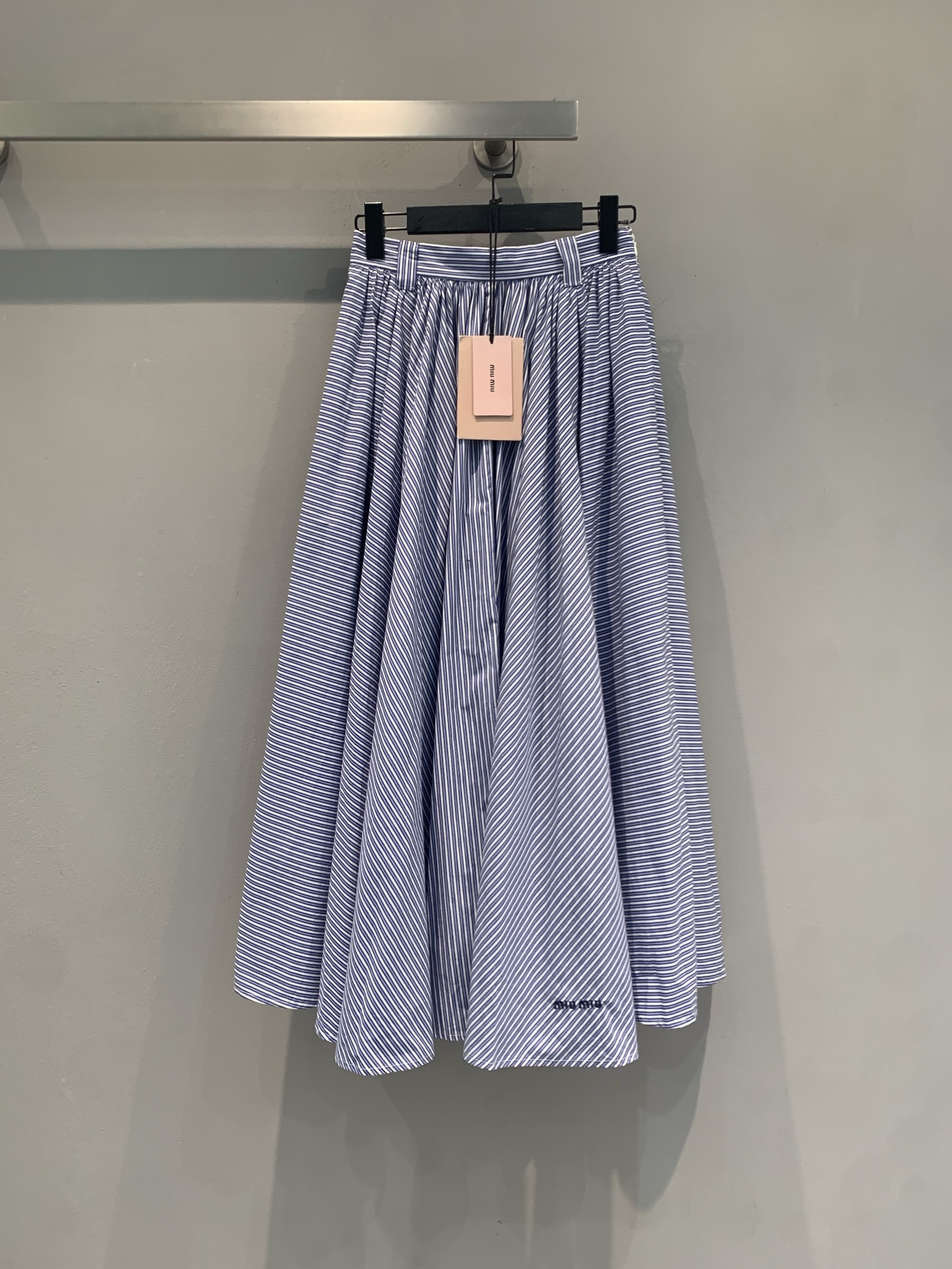 NO:926958,The new model is shipping. Originally developed by Miumi*, the new fashionable and versatile blue and white vertical striped high-waisted umbrella skirt for early autumn is made of light and breathable fabric. It is super comfortable to wear in spring and summer!  High waist + umbrella skirt, slimming and flattering legs, moderate length, easy to control for daily commuting and leisure. The blue and white color scheme is fresh and artistic, paired with a white T or sweater, it has a perfect gentle atmosphere~ The elastic waist design is easy to put on and take off, comfortable and practical, it is a must-have and versatile item in the spring and summer wardrobe!  Code numberSML,,miumiu,skirts,19860909新款出货啦 原版开发 Miumi*早秋新款时髦百搭蓝白竖条纹高腰伞裙,轻薄透气面料,春夏穿超舒服！高腰+伞状裙摆,显瘦修饰腿型,长度适中,日常通勤、休闲都能轻松驾驭.蓝白配色清新文艺,搭配白T或针织衫,温柔氛围感满分～松紧腰设计,穿脱方便,舒适又实用,是春夏衣橱必备百搭单品！码数SML,,miumiu,skirts,,Women's clothing