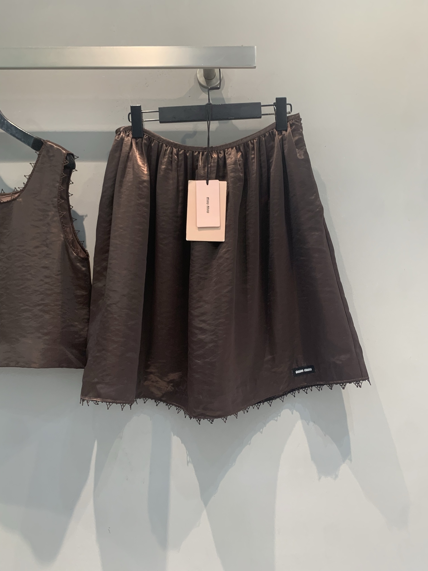 NO:929649,The new model has been shipped. The original developed Miumi* new fashionable retro chocolate brown satin suit for spring and summer, including a sleeveless vest + high-waisted skirt, full of luster, and full of retro atmosphere!  The edges of the vest are exquisitely hollowed out, and the hem of the skirt is embellished with tassels. The details are extra points. The satin material is soft and drapey, making it super comfortable to wear in spring and summer. Pair it with Mary Jane shoes or retro handbags to easily get a sweet or preppy look!  Code numberSML,,miumiu,mary jane,skirts,19860909新款出货啦 原版开发 Miumi*春夏新款时髦复古巧克力棕色缎面套装,包含无袖背心+高腰半裙,光泽感满满,复古氛围直接拉满！背心边缘有精致镂空,半裙裙摆流苏点缀,细节超加分.缎面材质柔软垂坠,春夏穿超舒服,搭配玛丽珍鞋或复古手袋,轻松get甜酷or学院风造型！码数SML,,miumiu,mary jane,skirts,,Women's clothing